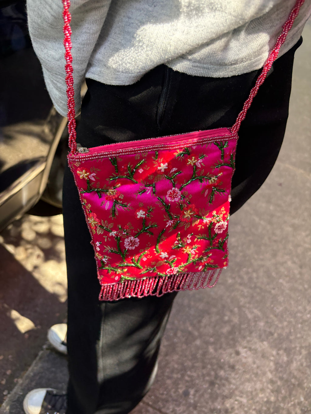 Bandolera rosa con piedras y monedero