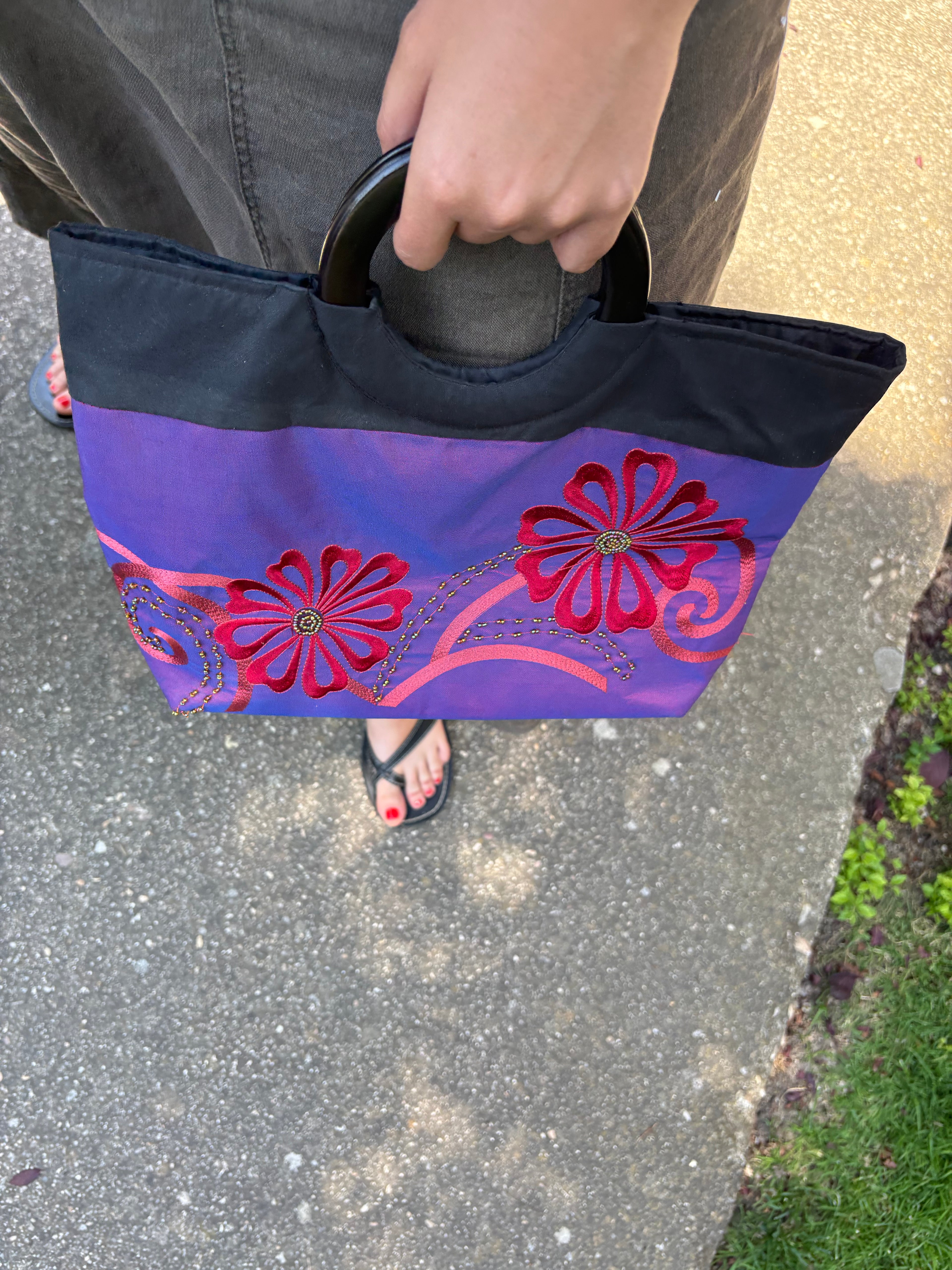 Bolso mediano de mano bordado flores y detalles de abolorios asa de madera y parte trasera negra