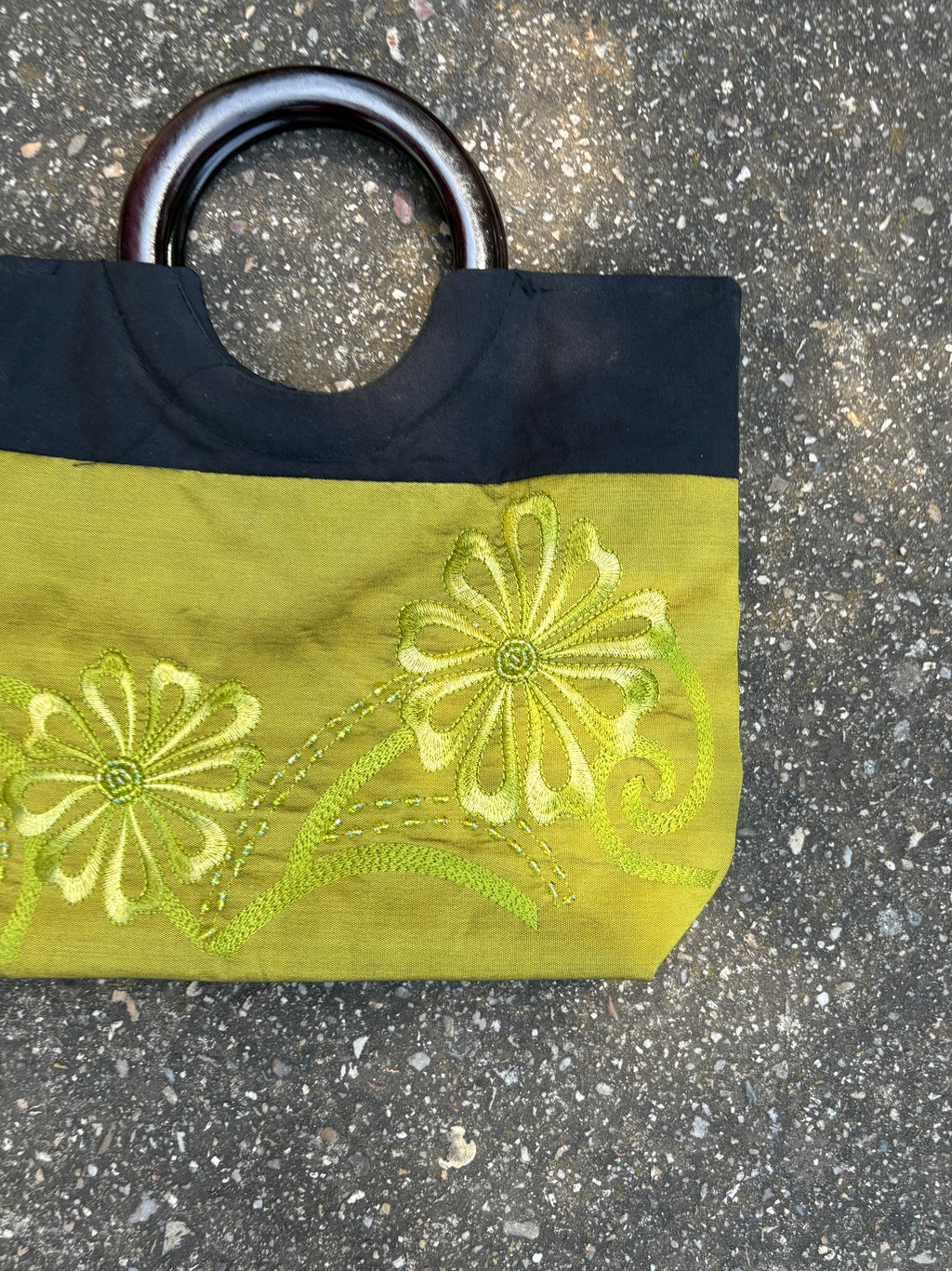 Saco verde de mano pistacho con detalles bordados y pedrería asa de madera parte trasera negra completa