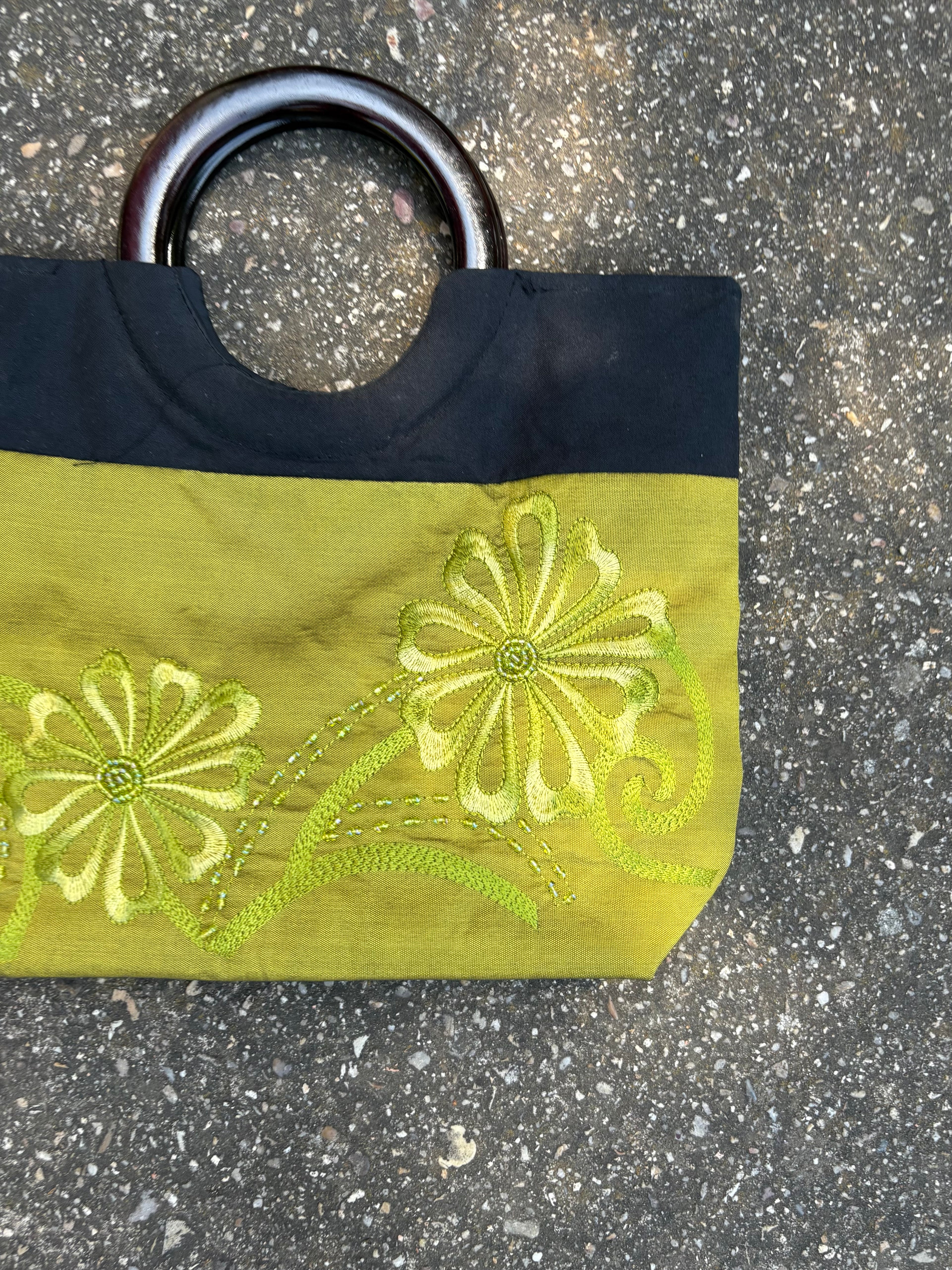 Saco verde de mano pistacho con detalles bordados y pedrería asa de madera parte trasera negra completa
