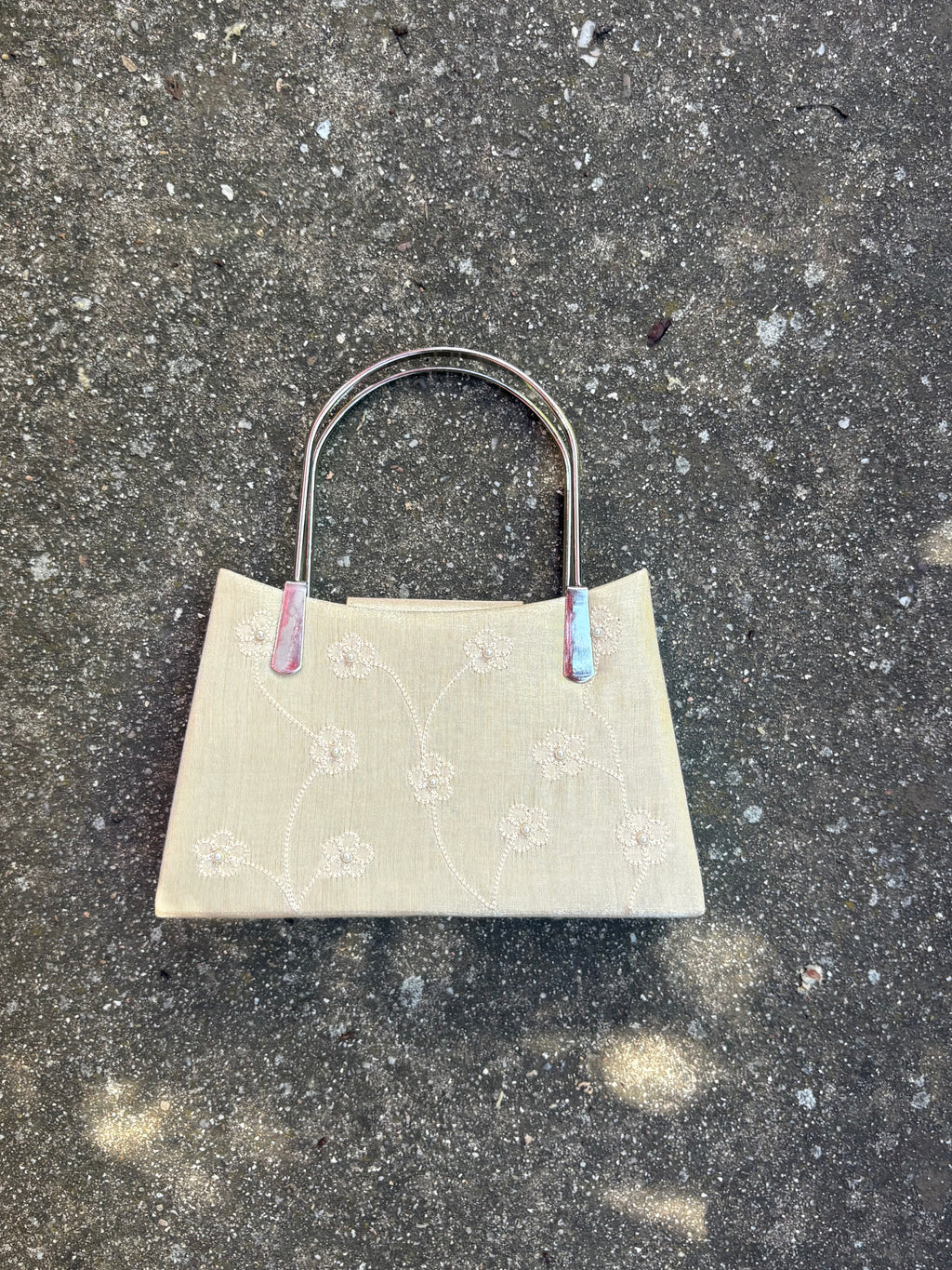 Bolso pearl rígido detalles color crema