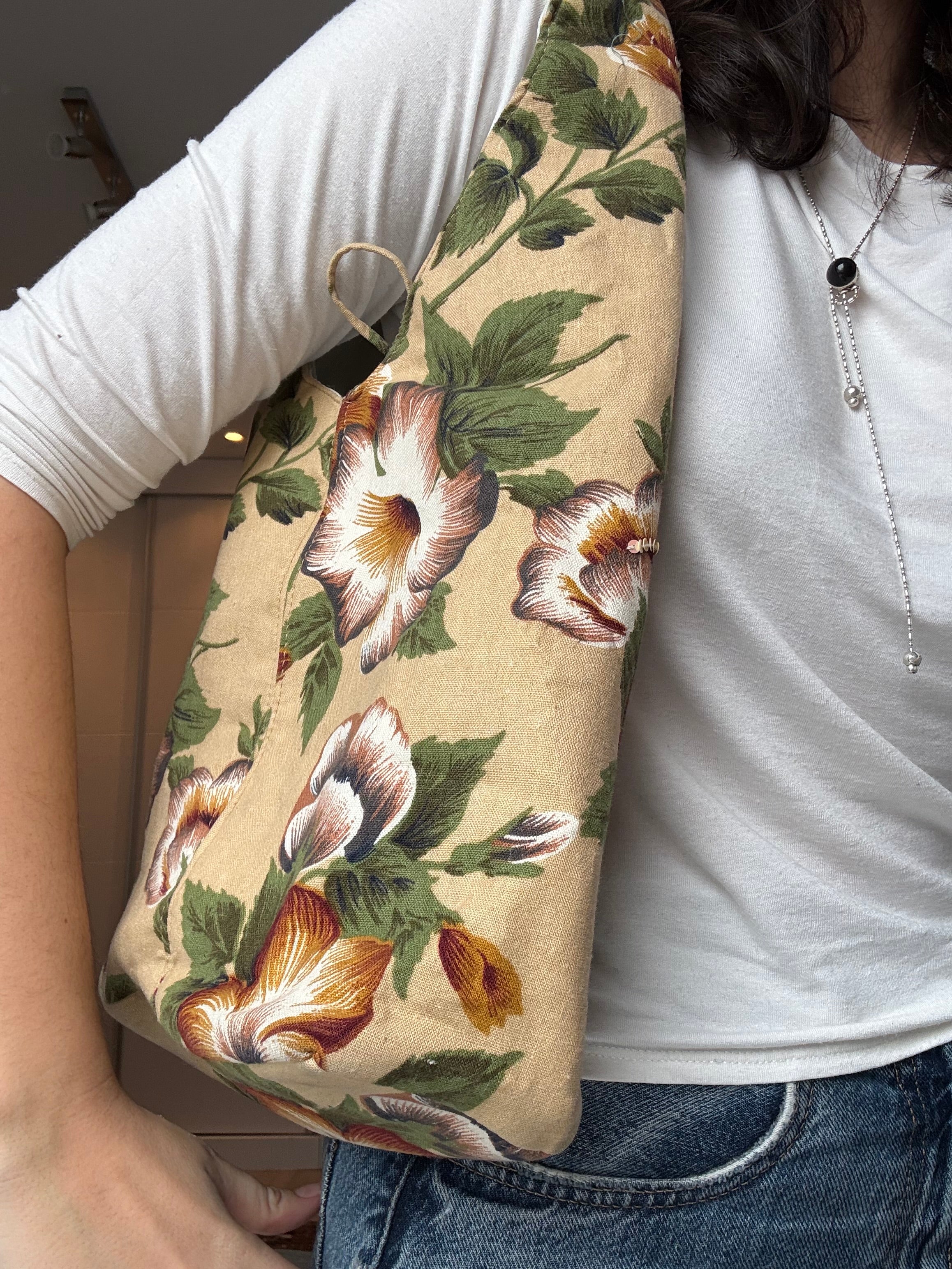 Bolso de hombro floral con cierre de lazo