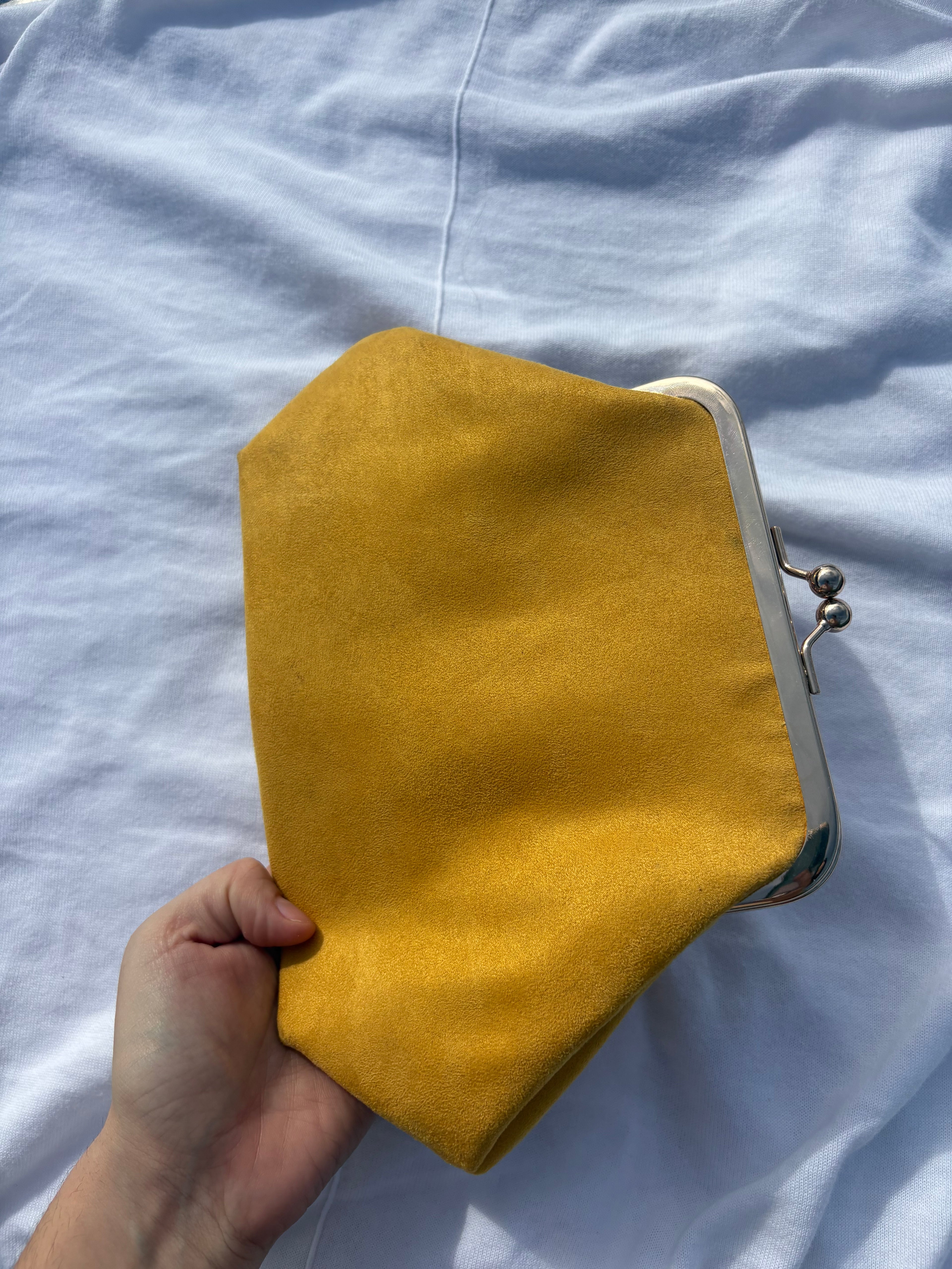 Clutch mostaza de ante con cadena