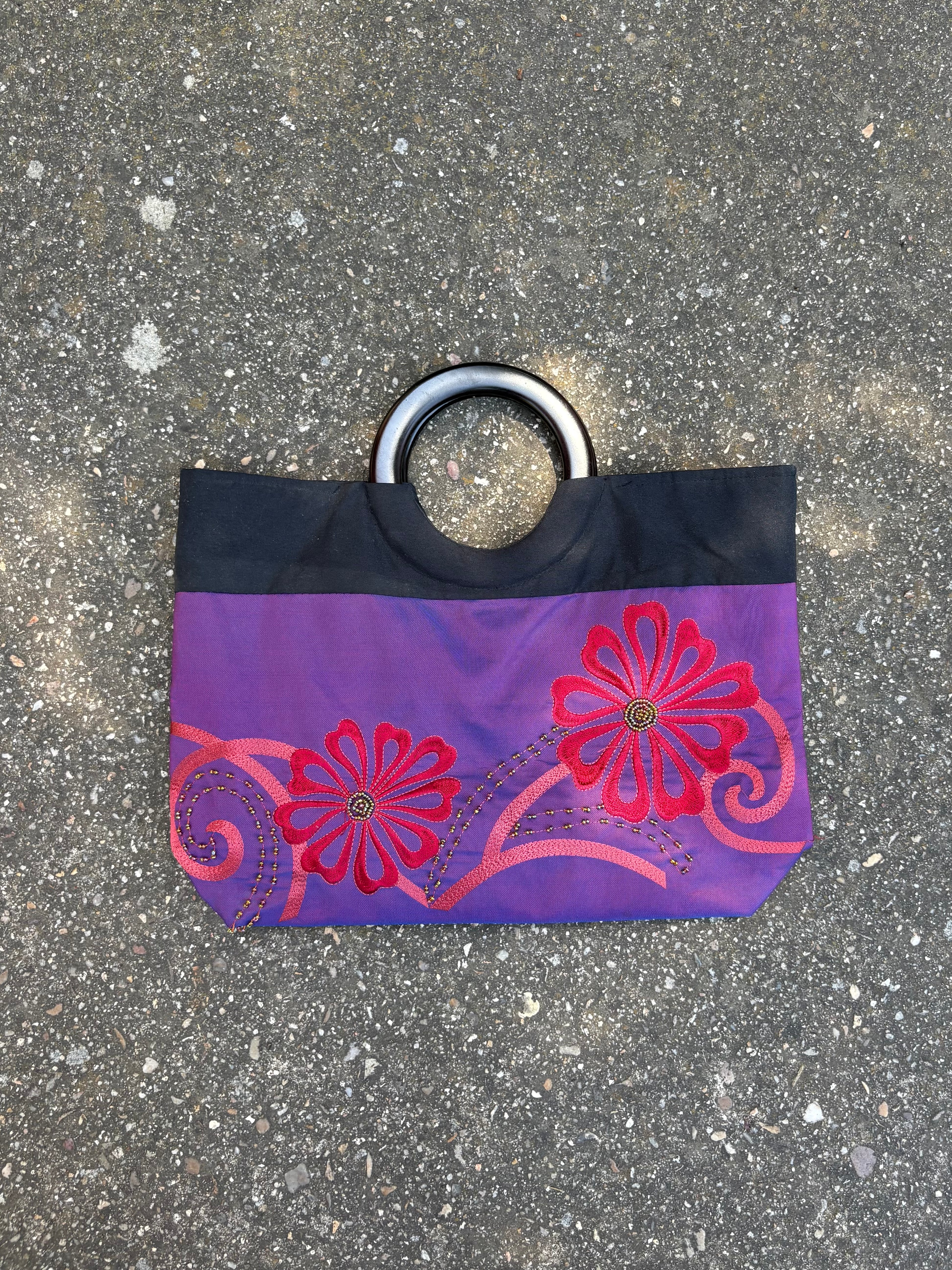 Bolso mediano de mano bordado flores y detalles de abolorios asa de madera y parte trasera negra
