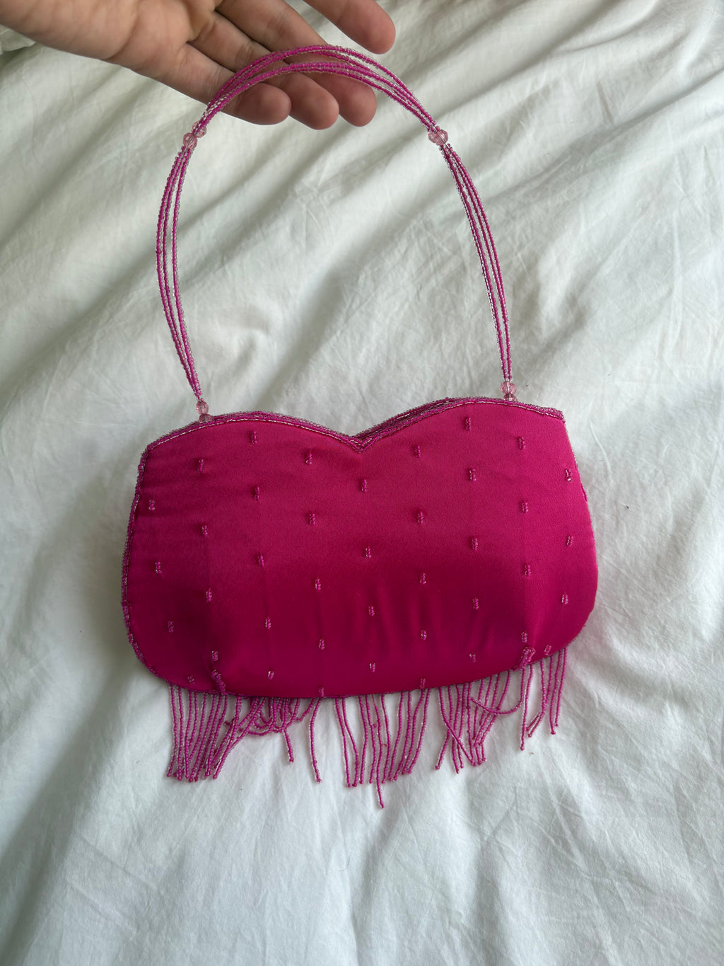 Bolso de hombro fucsia con pedrería y cremallera