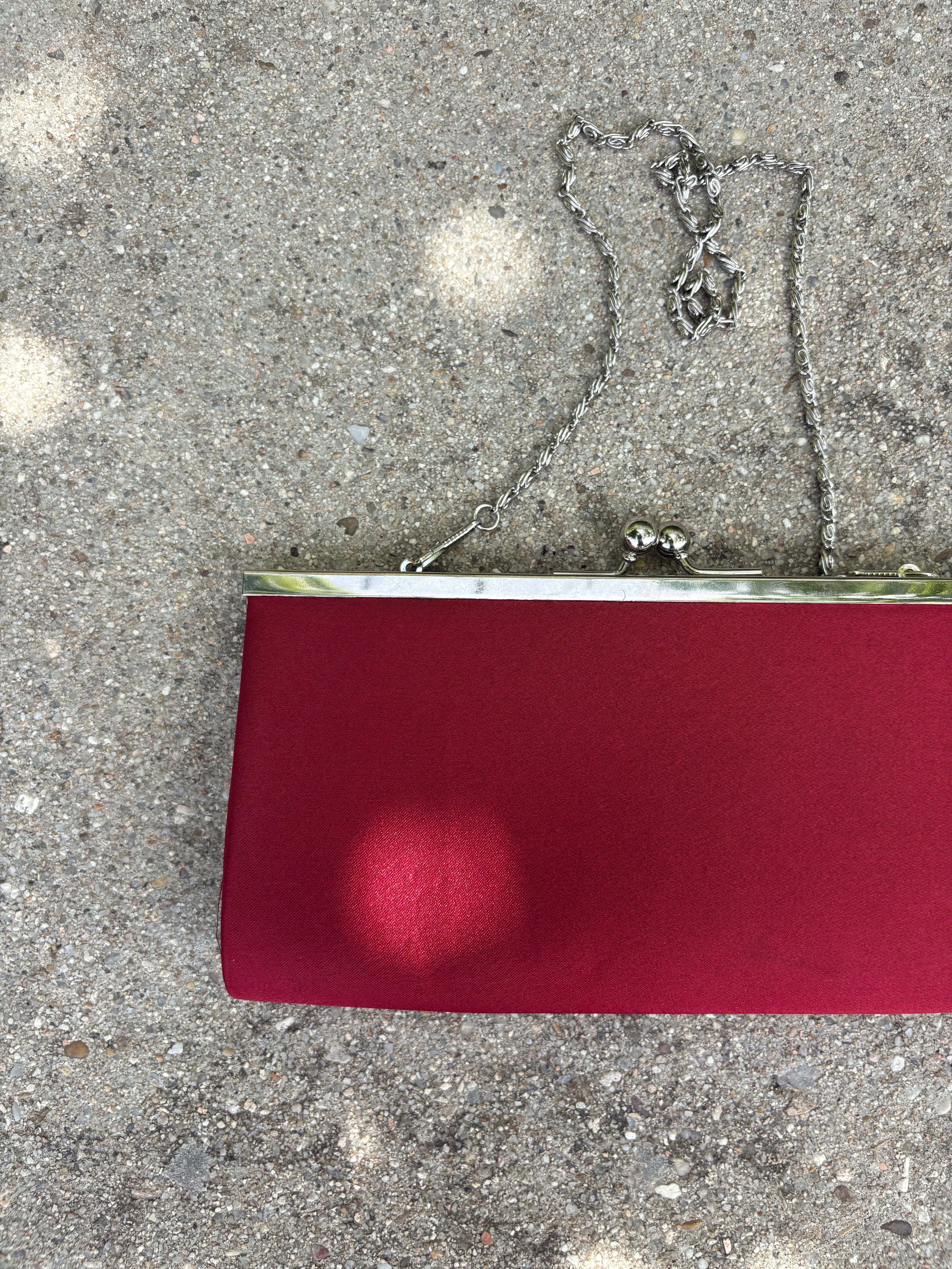 Cartera con cadena roja y cierre kiss-clock