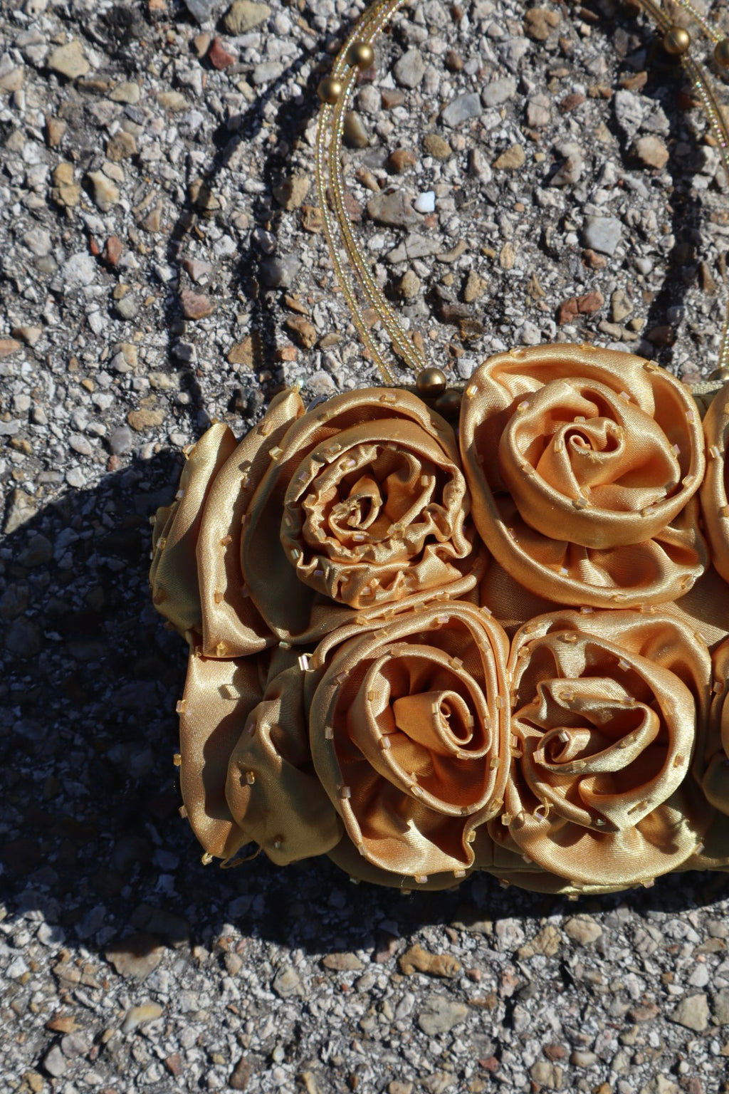 Bolso dorado flores pedrería