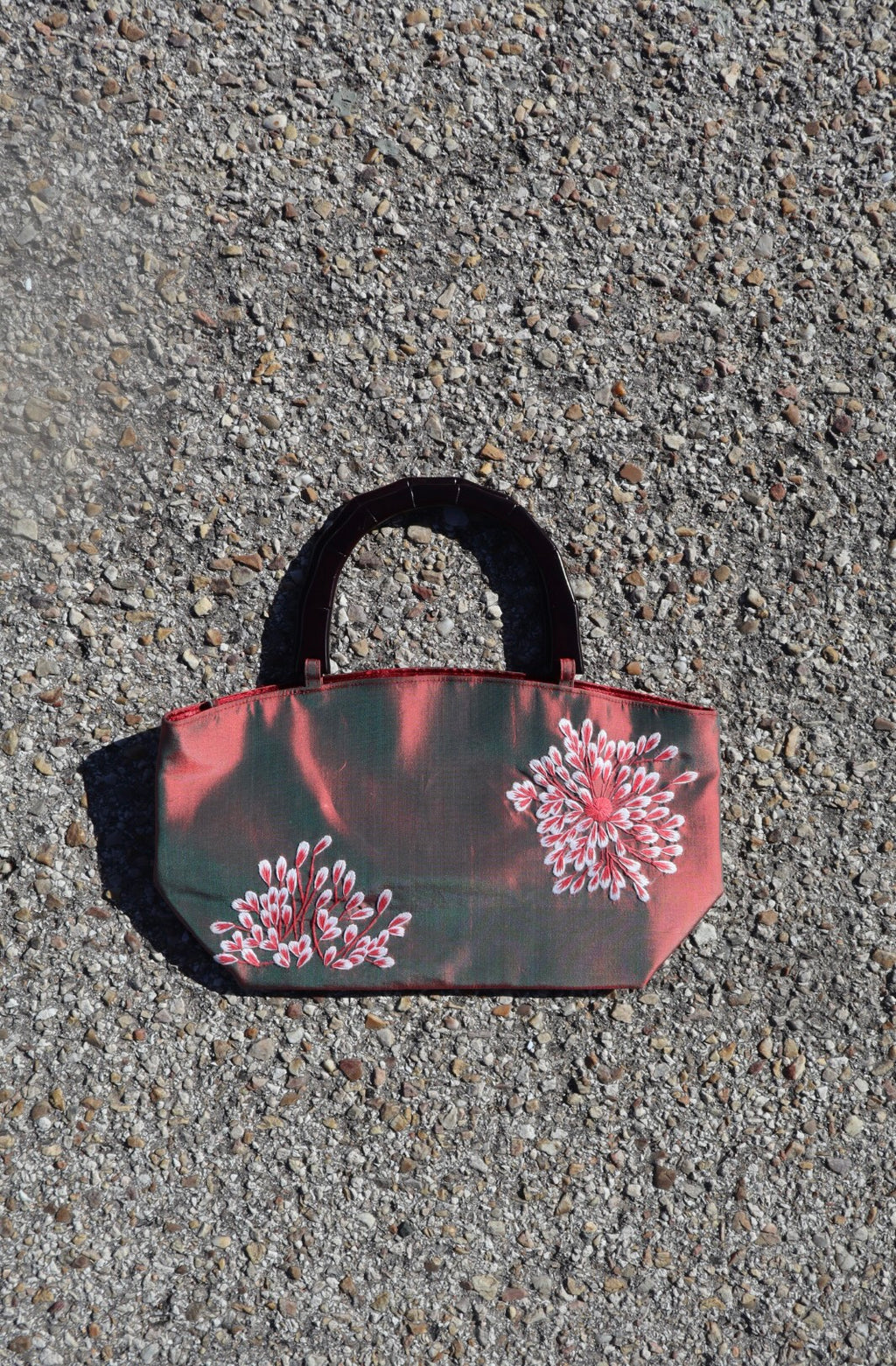 Bolso satinado flores rojizo