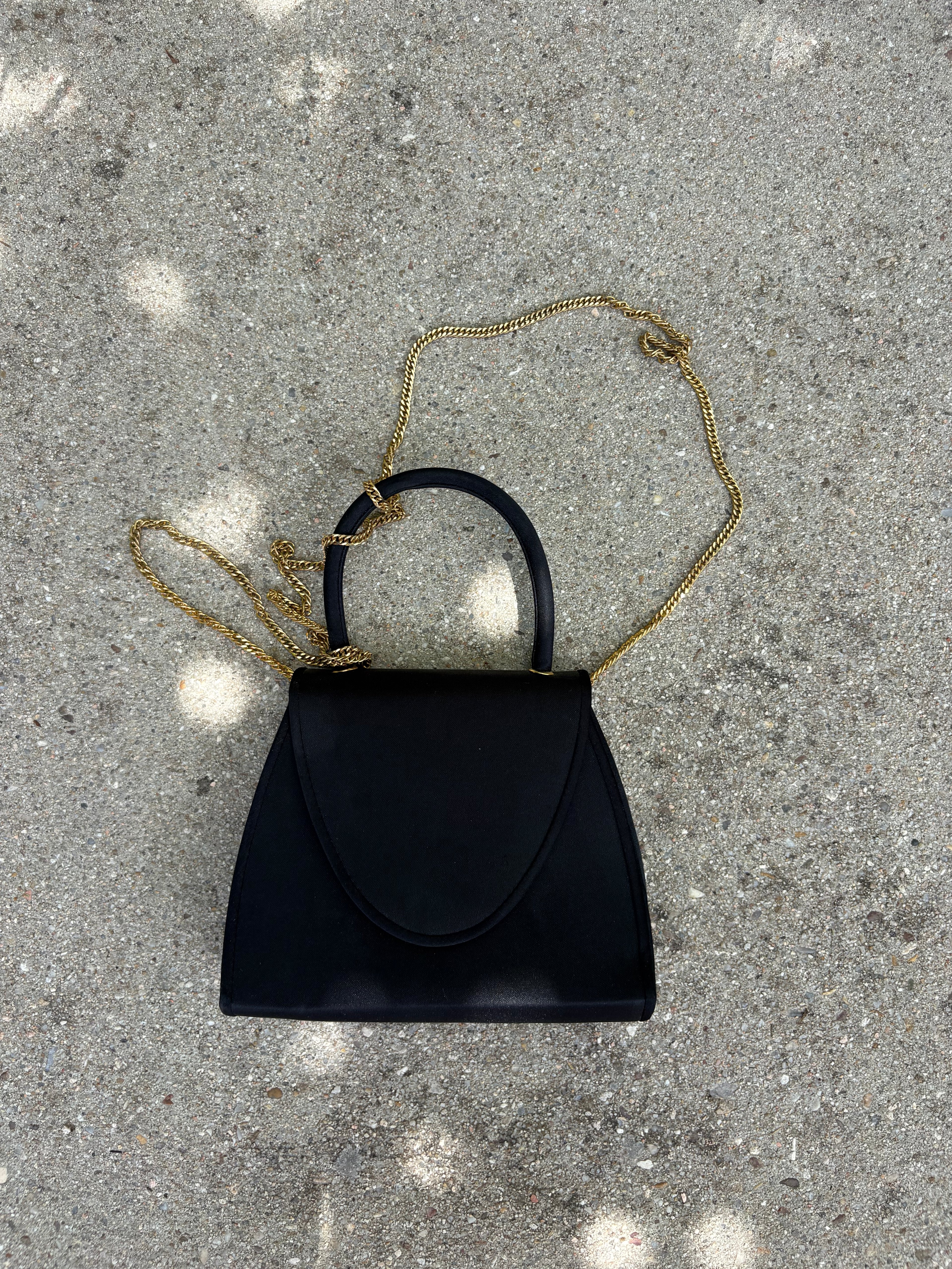 Bolso negro con cadena