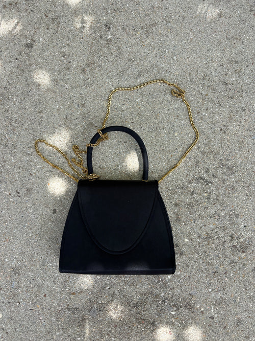 Bolso negro con cadena