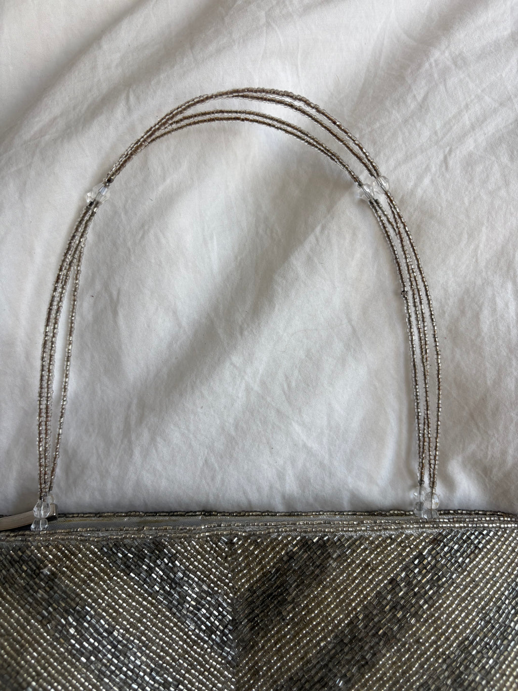 Bolso de hombro plateado con pedrería y cremallera