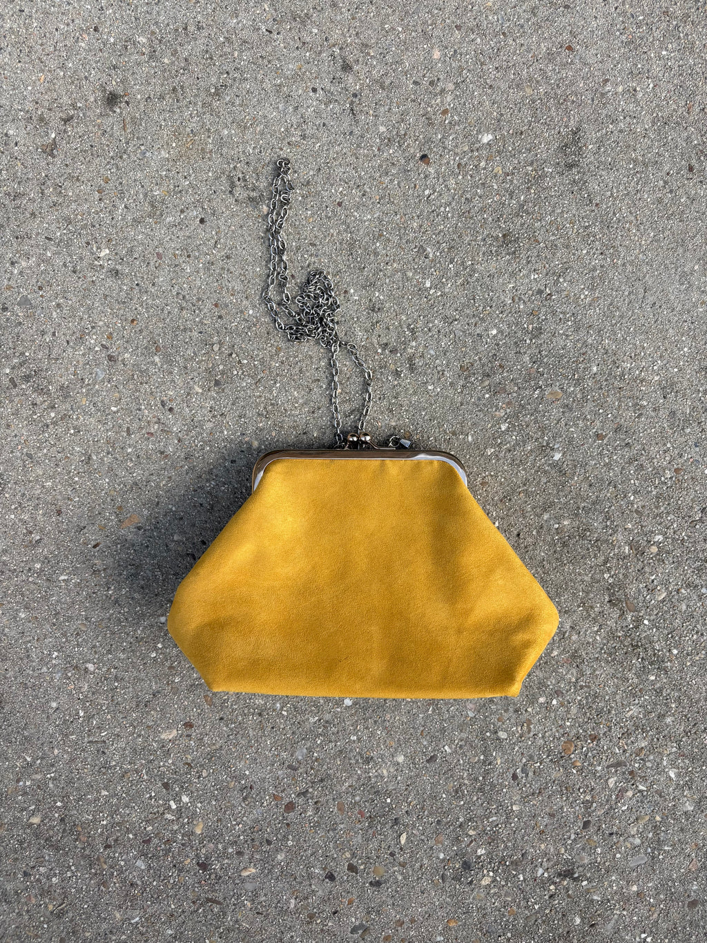 Clutch mostaza de ante con cadena