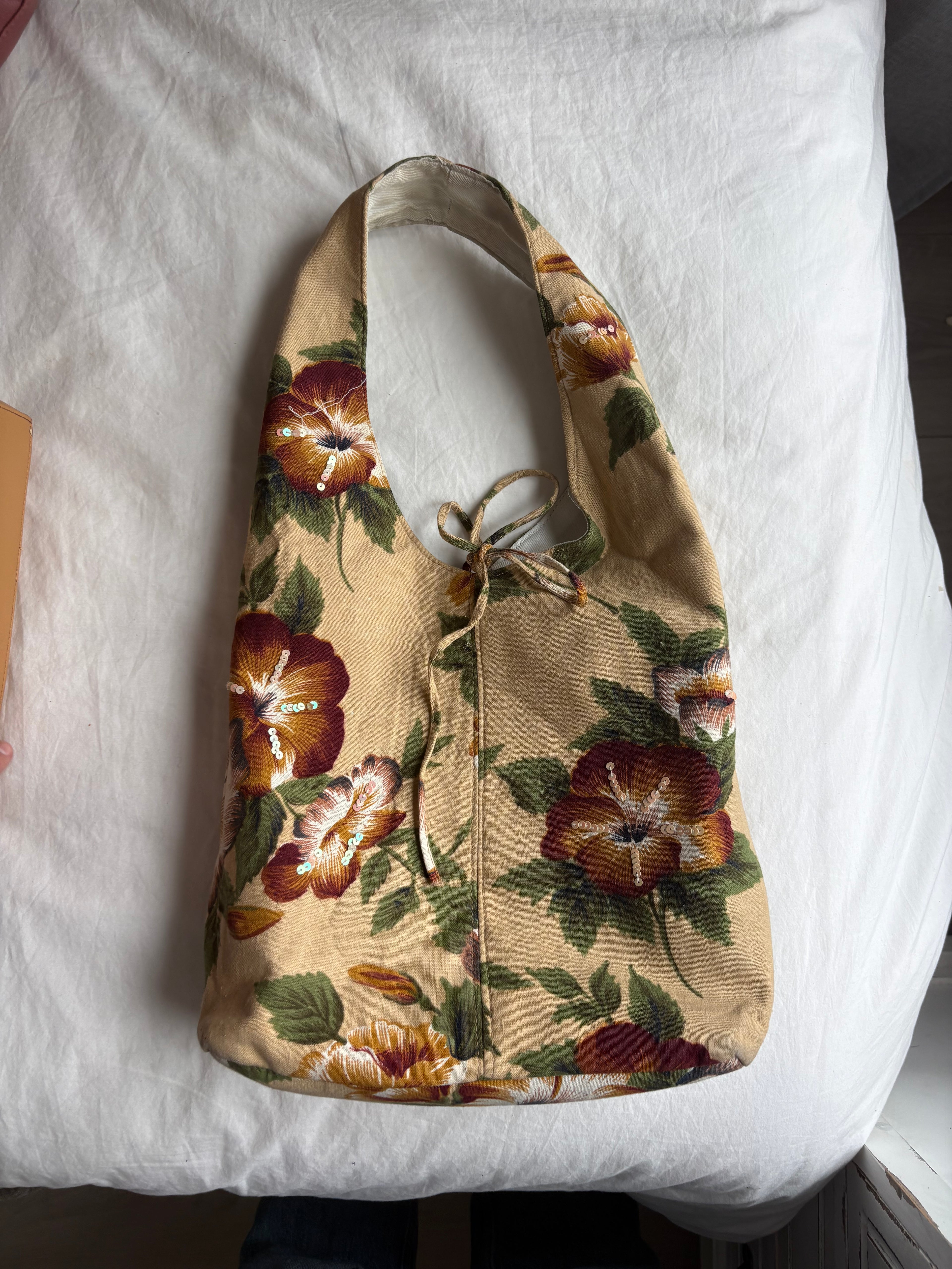 Bolso de hombro floral con cierre de lazo
