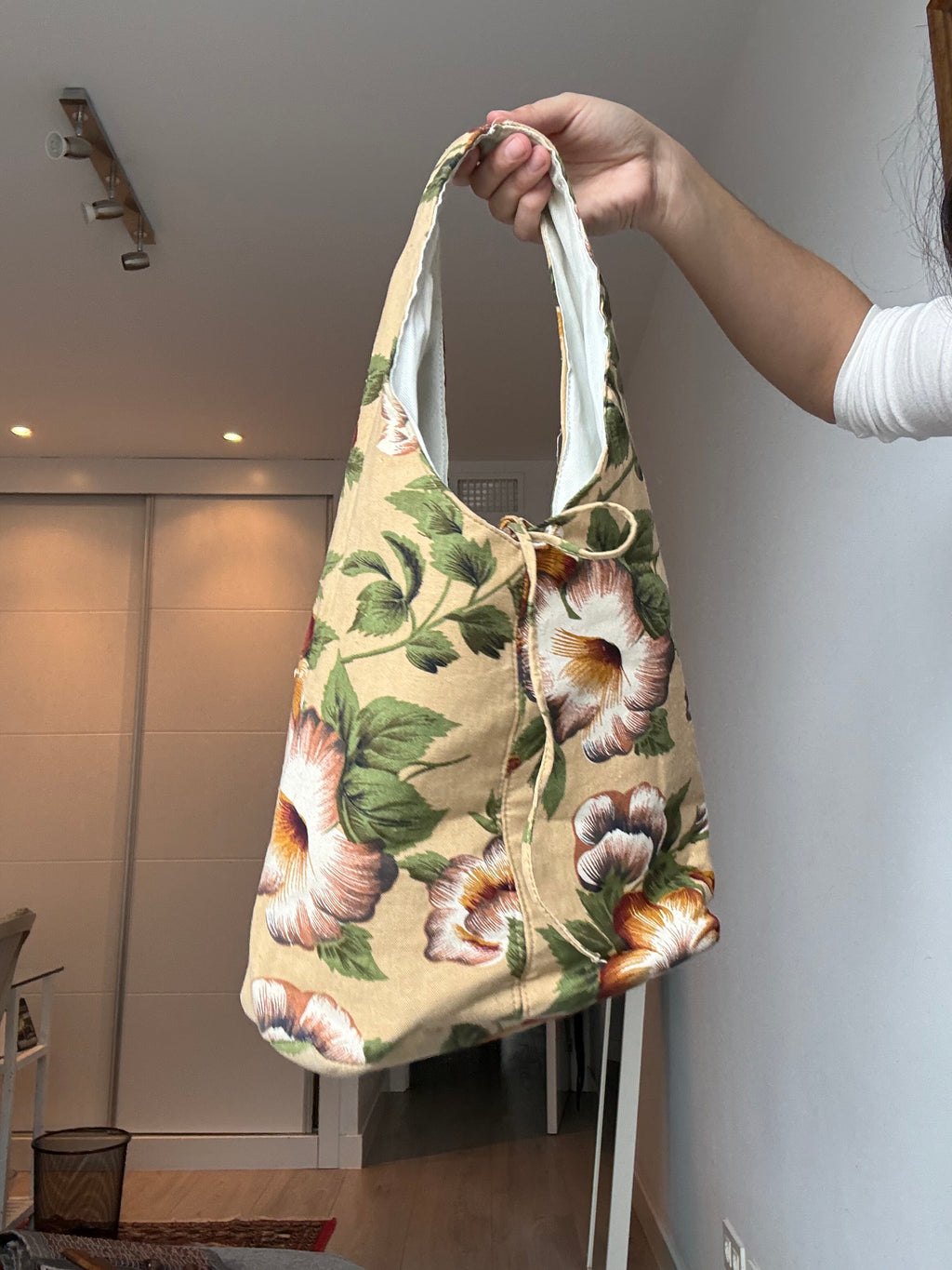 Bolso de hombro floral con cierre de lazo