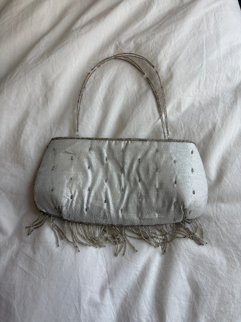 Bolso de hombro plateado con pedrería y cremallera