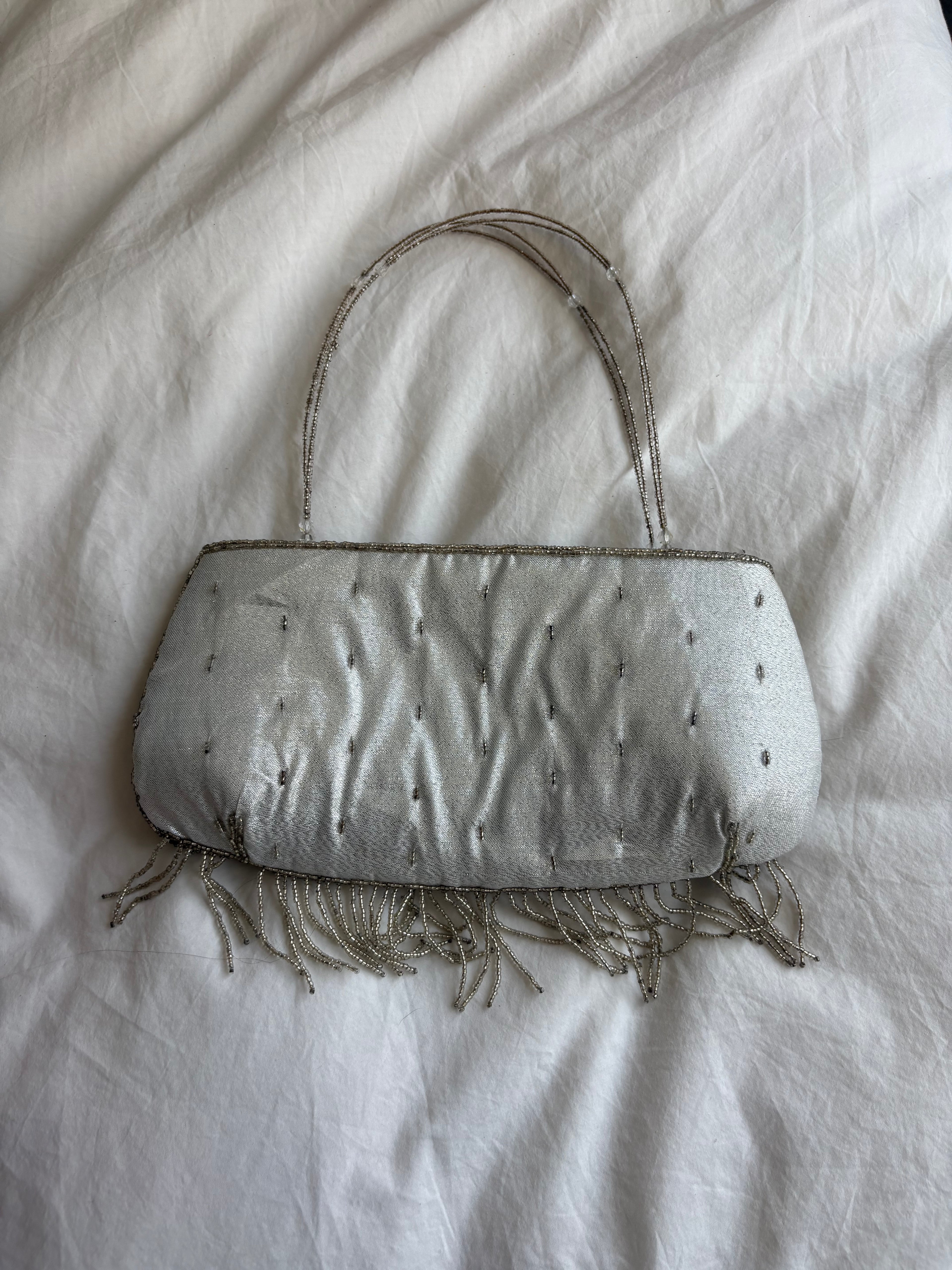 Bolso de hombro plateado con pedrería y cremallera