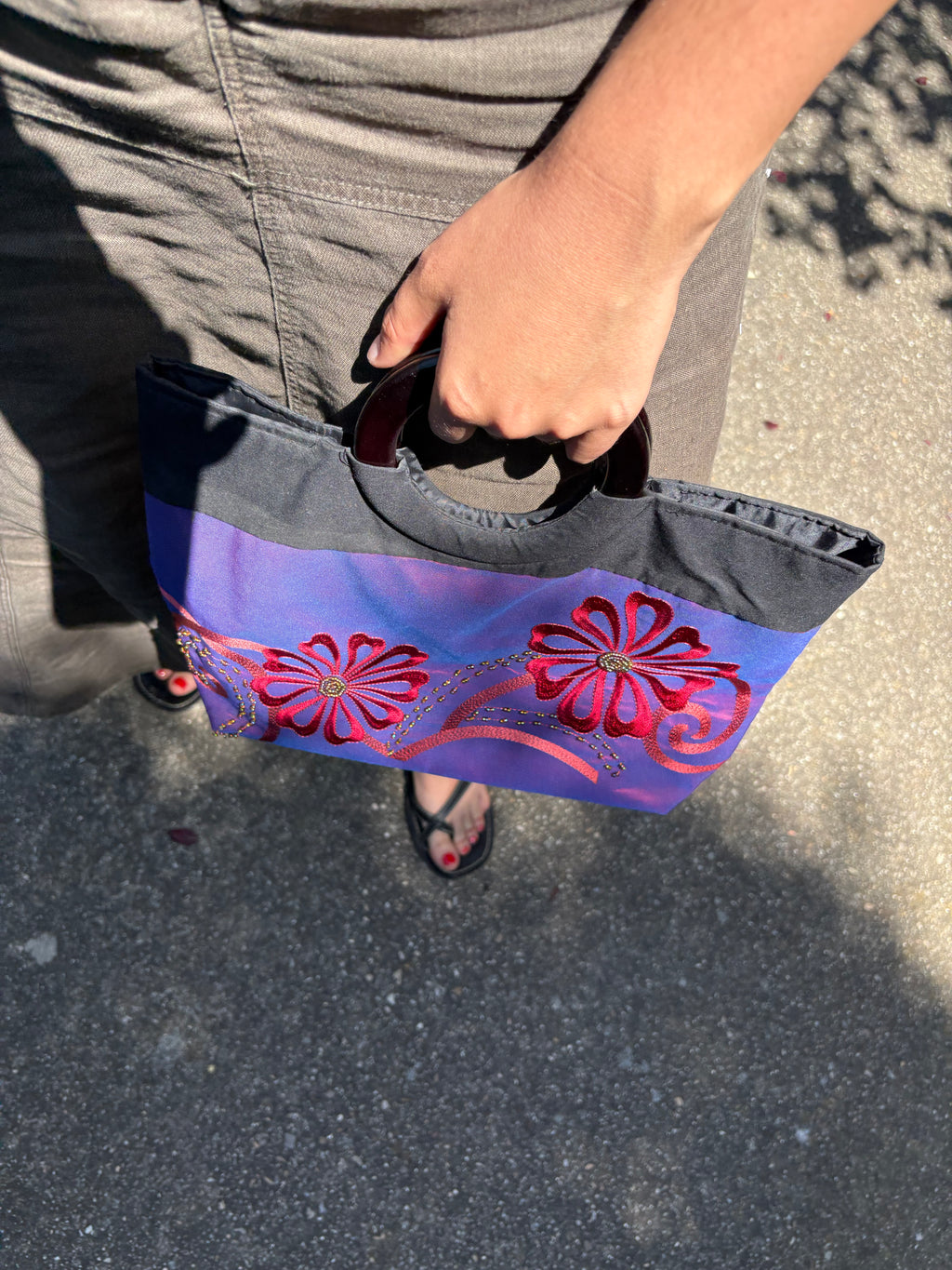 Bolso mediano de mano bordado flores y detalles de abolorios asa de madera y parte trasera negra