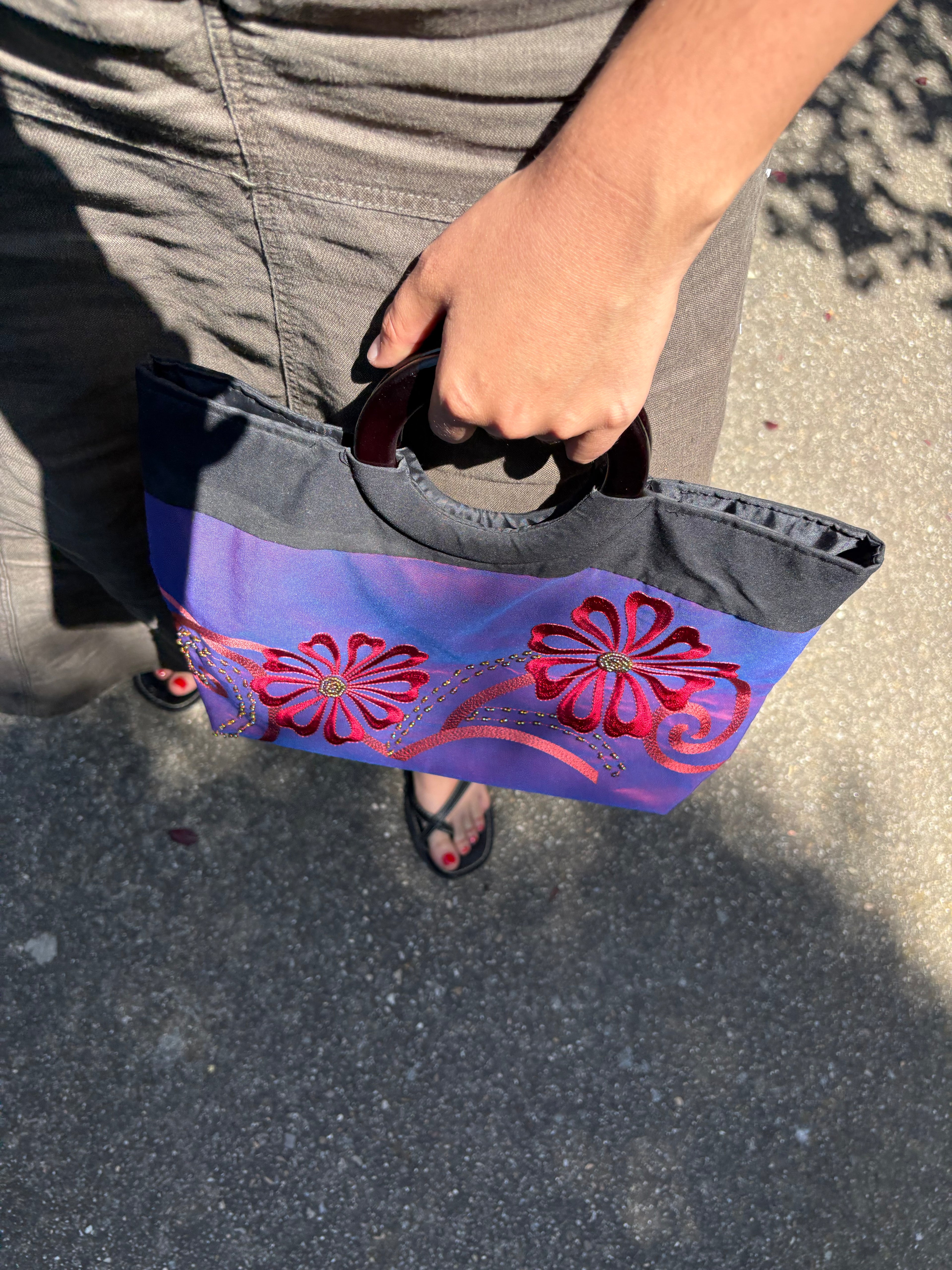 Bolso mediano de mano bordado flores y detalles de abolorios asa de madera y parte trasera negra