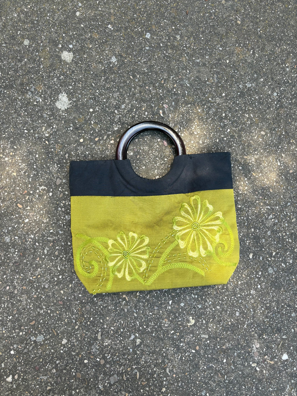 Saco verde de mano pistacho con detalles bordados y pedrería asa de madera parte trasera negra completa