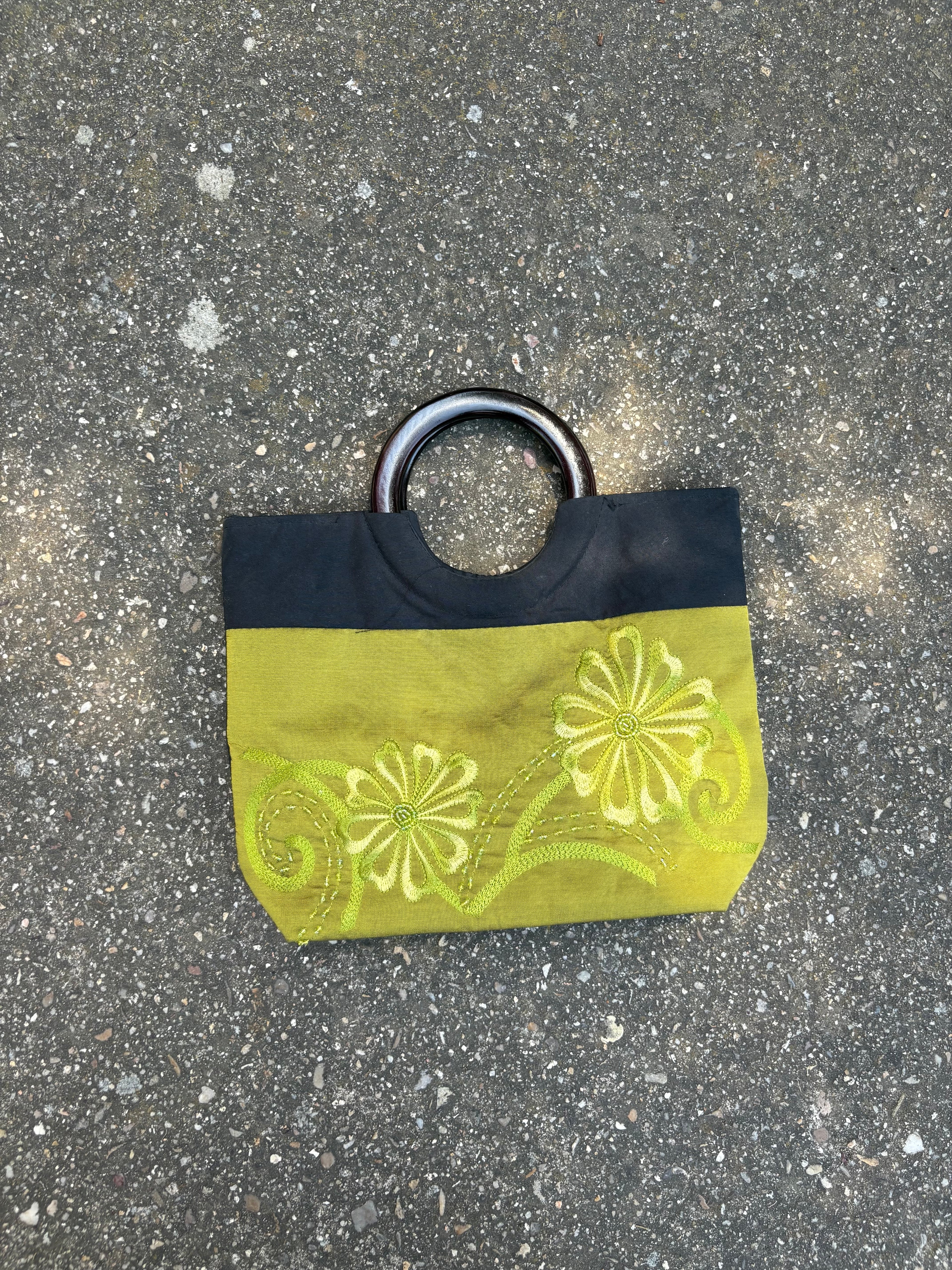 Saco verde de mano pistacho con detalles bordados y pedrería asa de madera parte trasera negra completa
