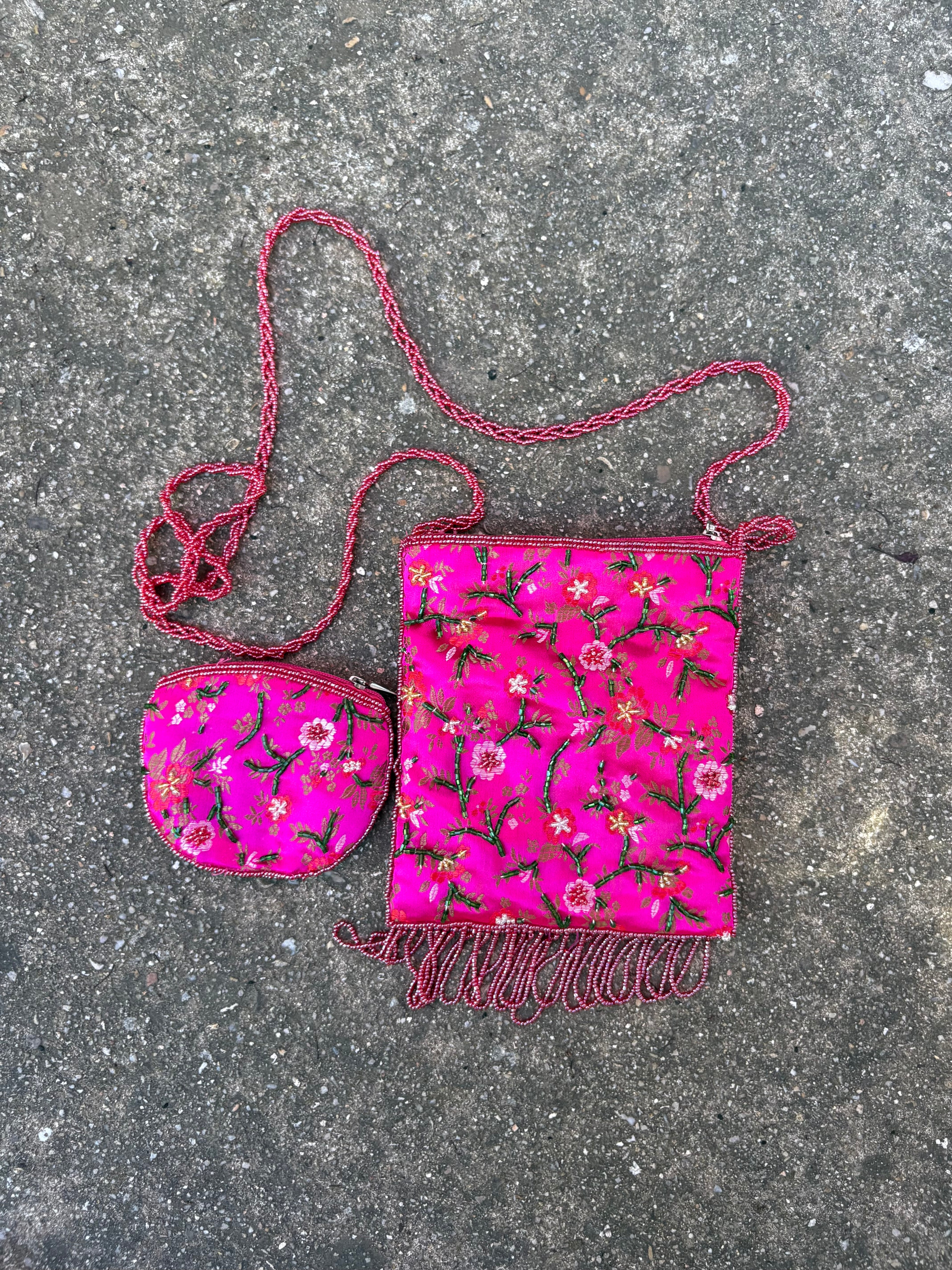 Bandolera rosa con piedras y monedero