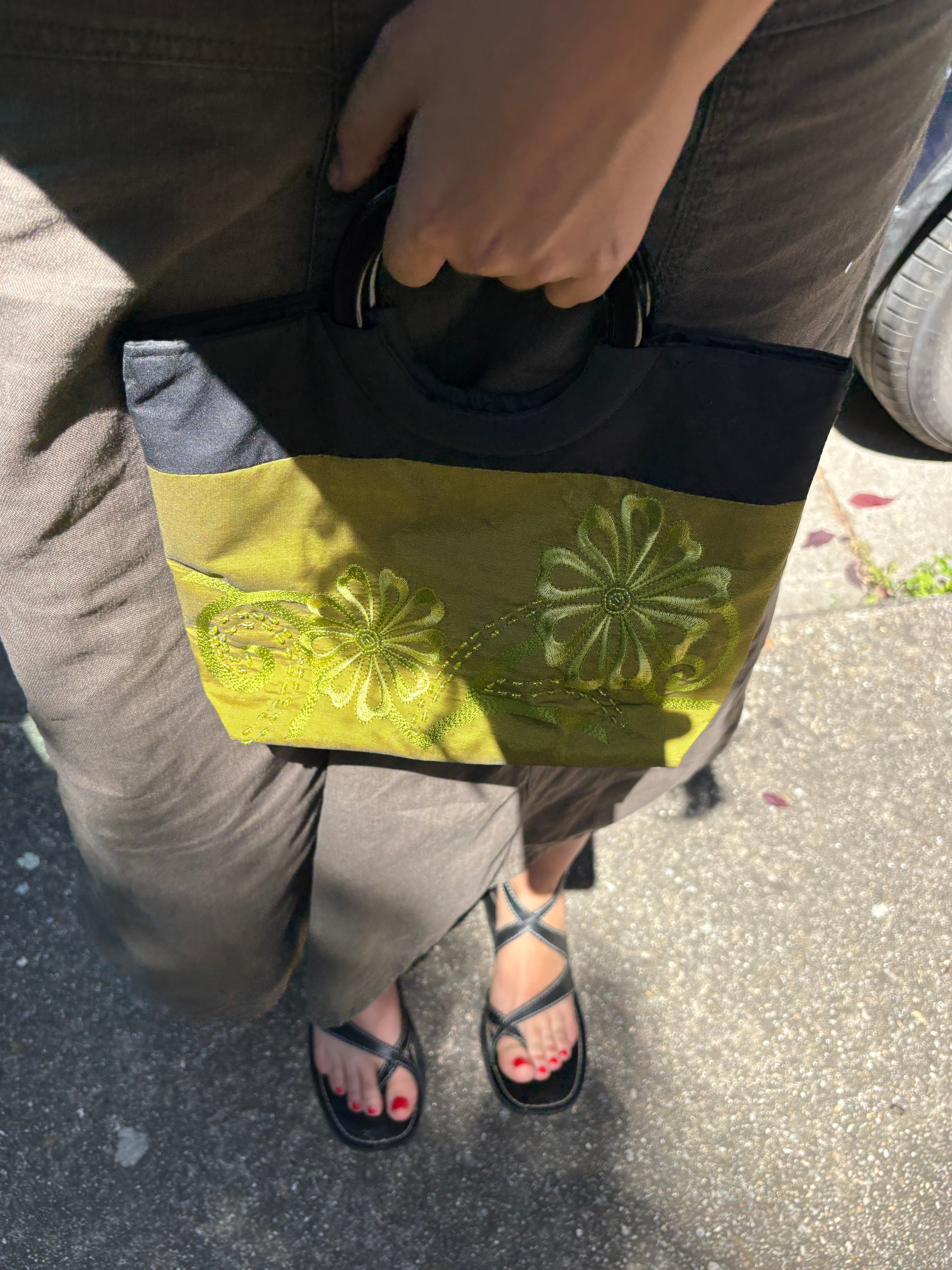 Saco verde de mano pistacho con detalles bordados y pedrería asa de madera parte trasera negra completa