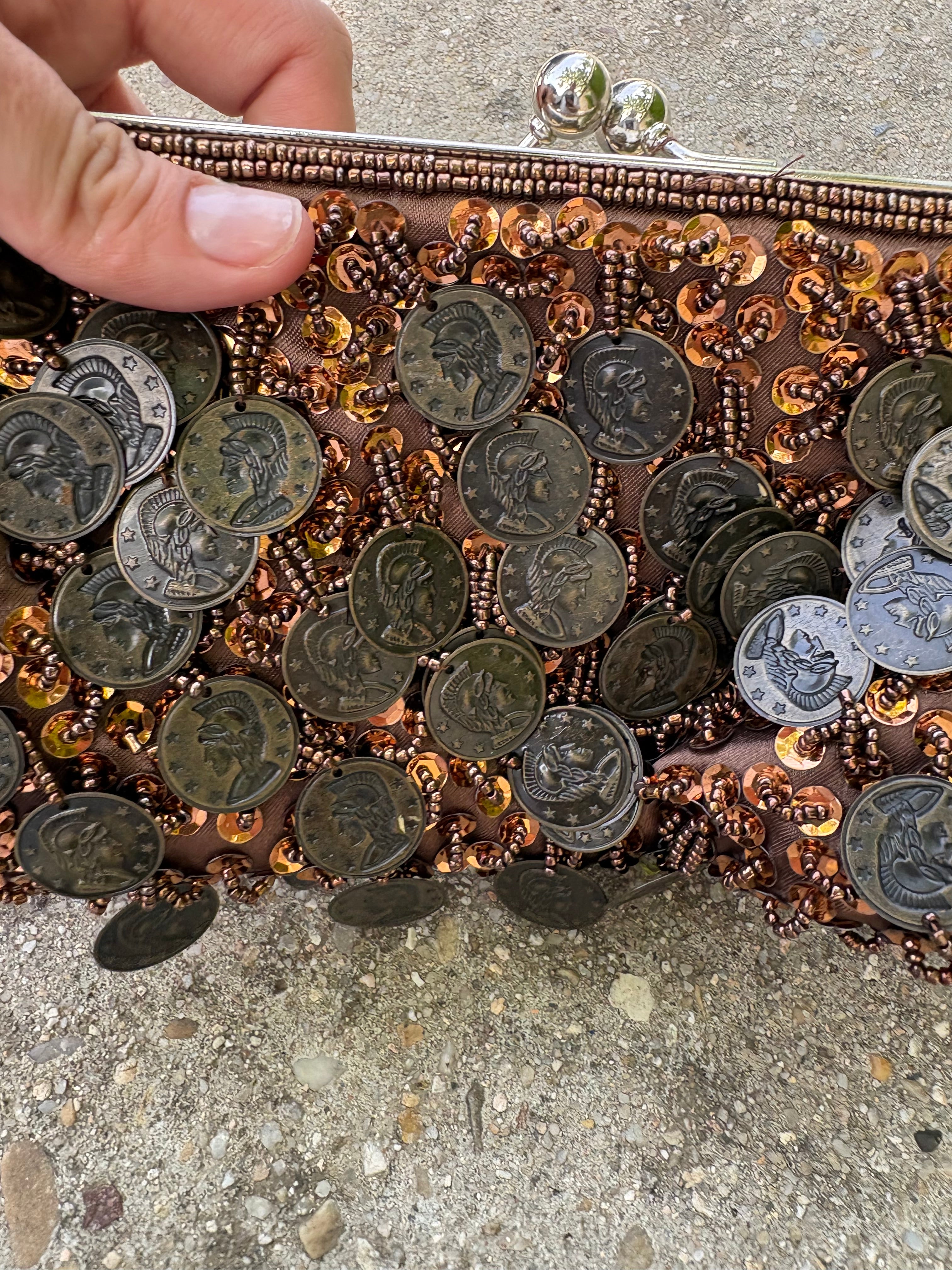 Bolso marrón con monedas y pedrería
