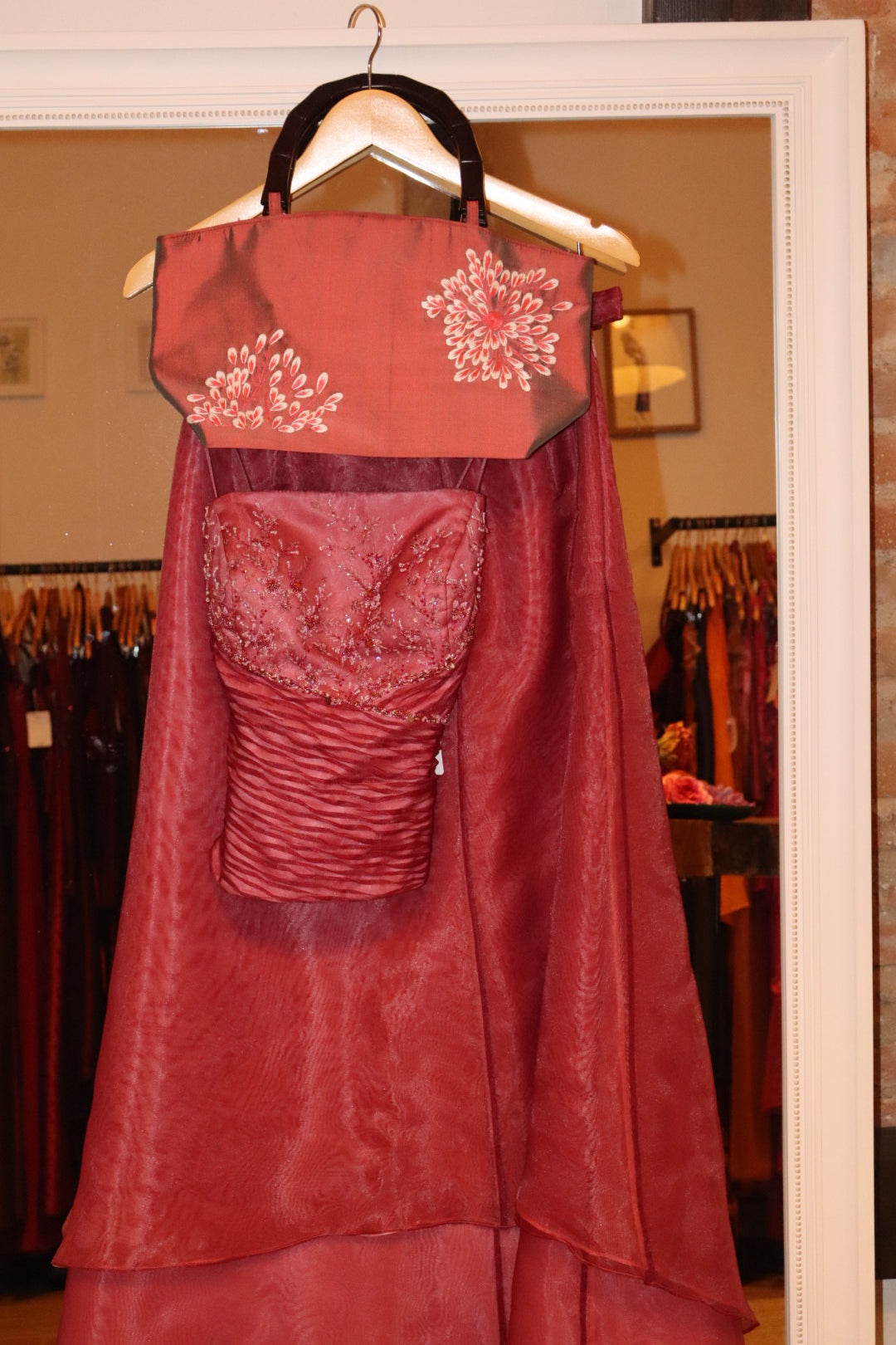 Bolso satinado flores rojizo