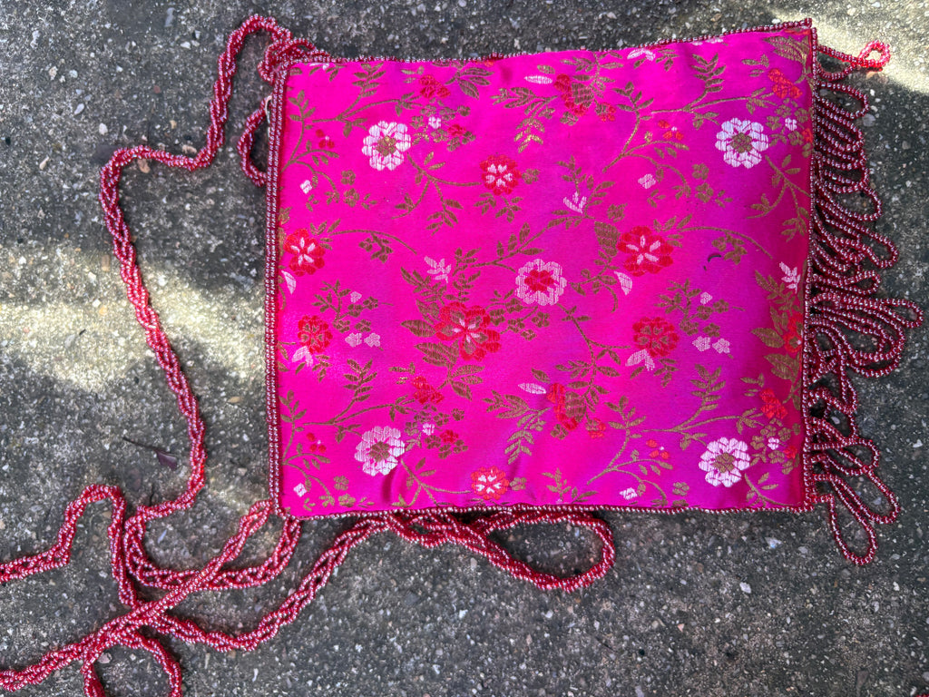 Bandolera rosa con piedras y monedero