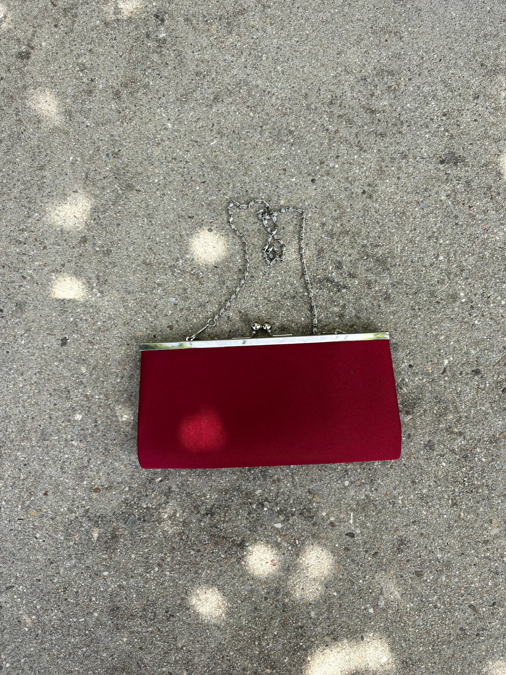 Cartera con cadena roja y cierre kiss-clock