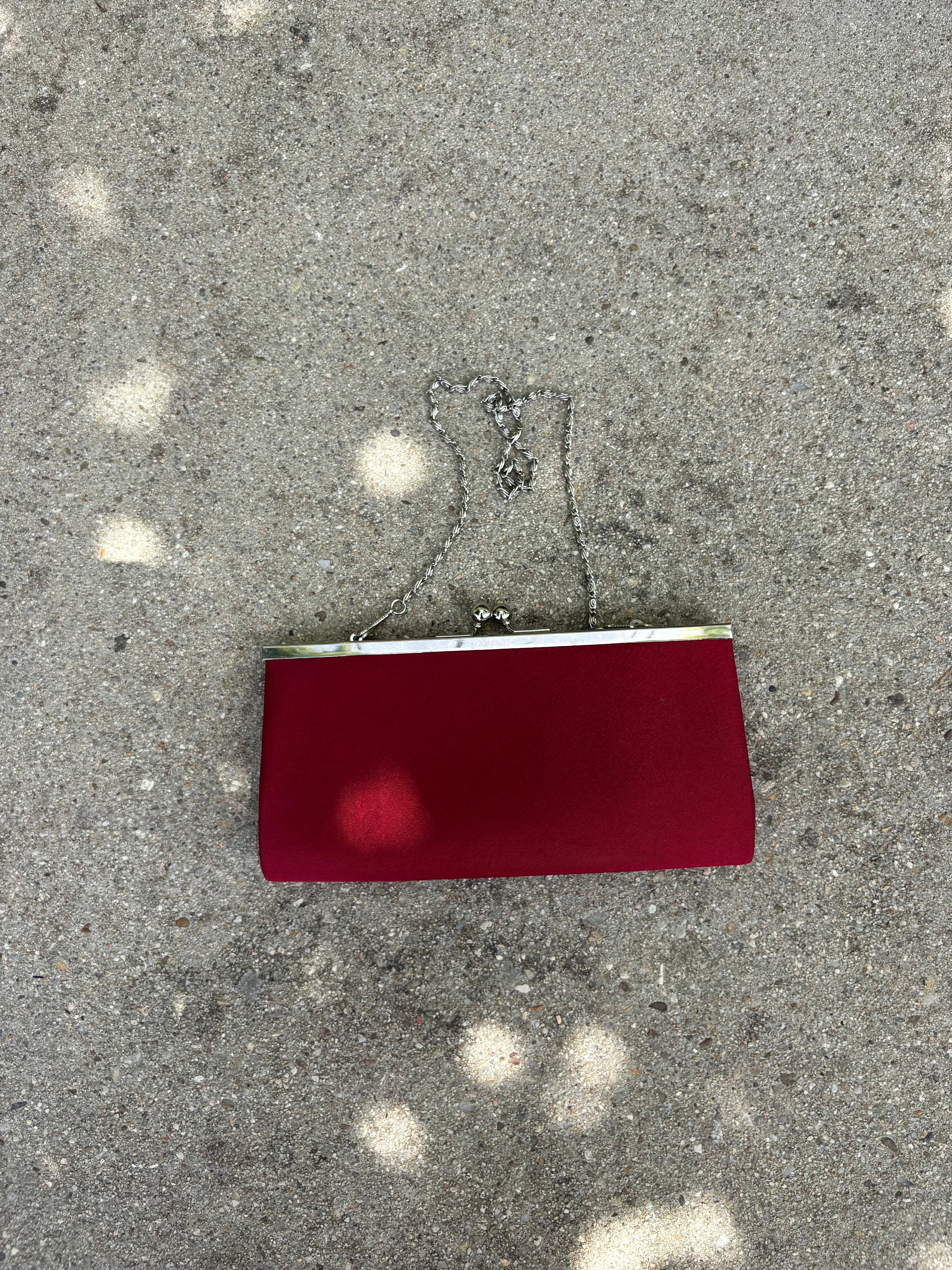 Cartera con cadena roja y cierre kiss-clock