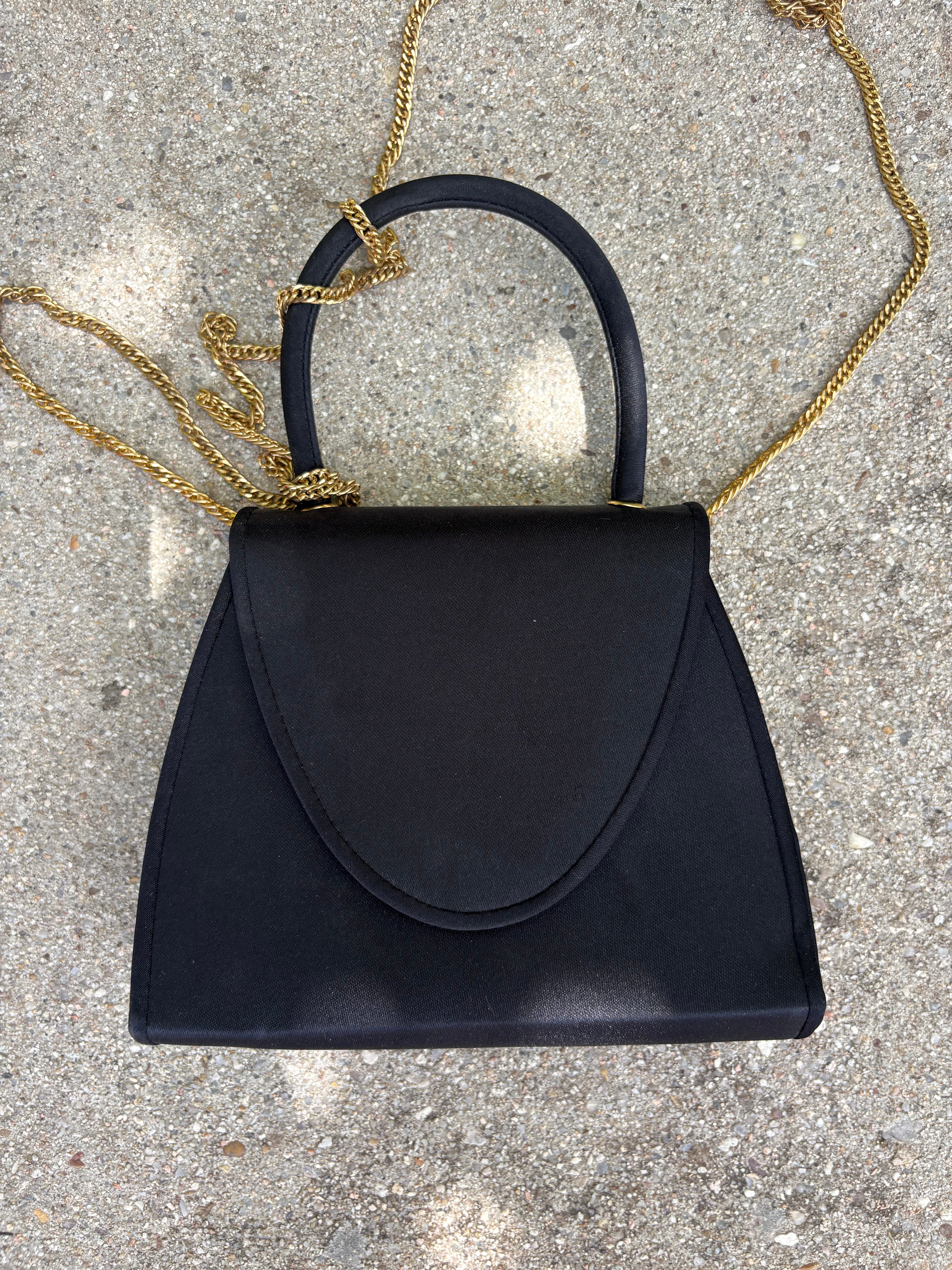 Bolso negro con cadena