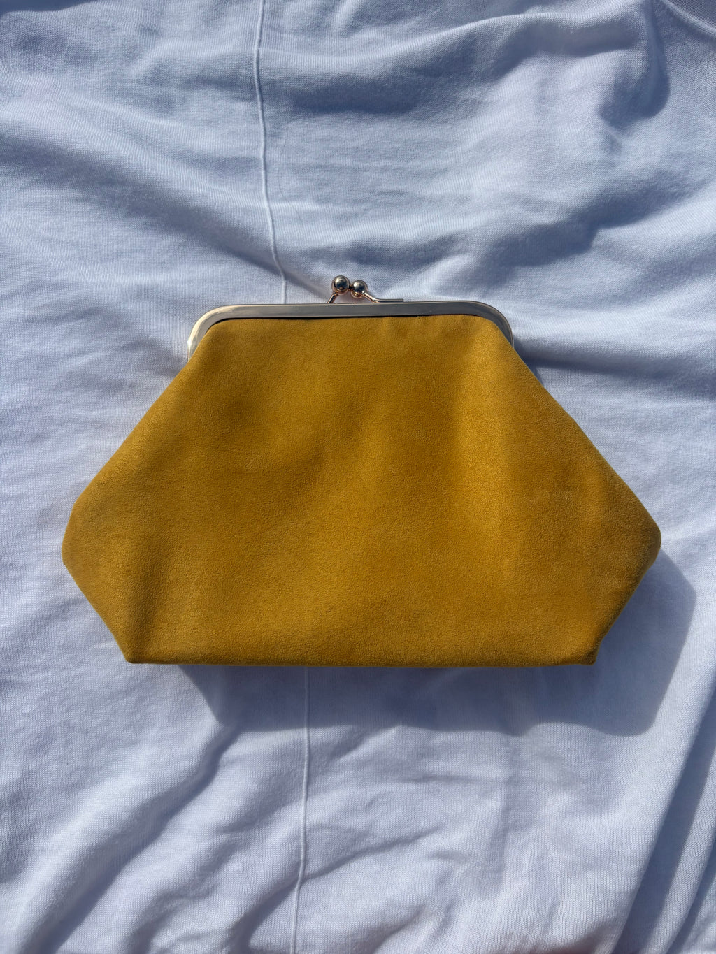 Clutch mostaza de ante con cadena