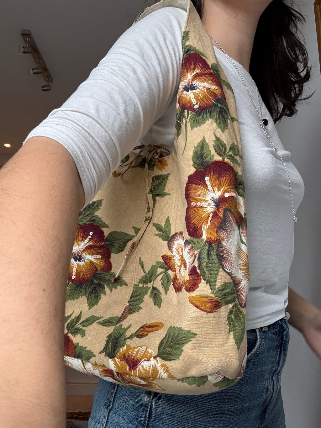 Bolso de hombro floral con cierre de lazo