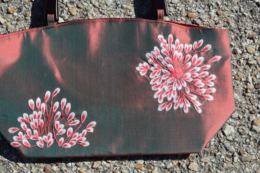 Bolso satinado flores rojizo