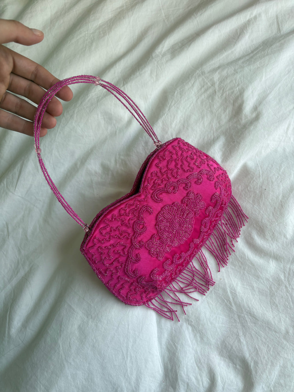 Bolso de hombro fucsia con pedrería y cremallera