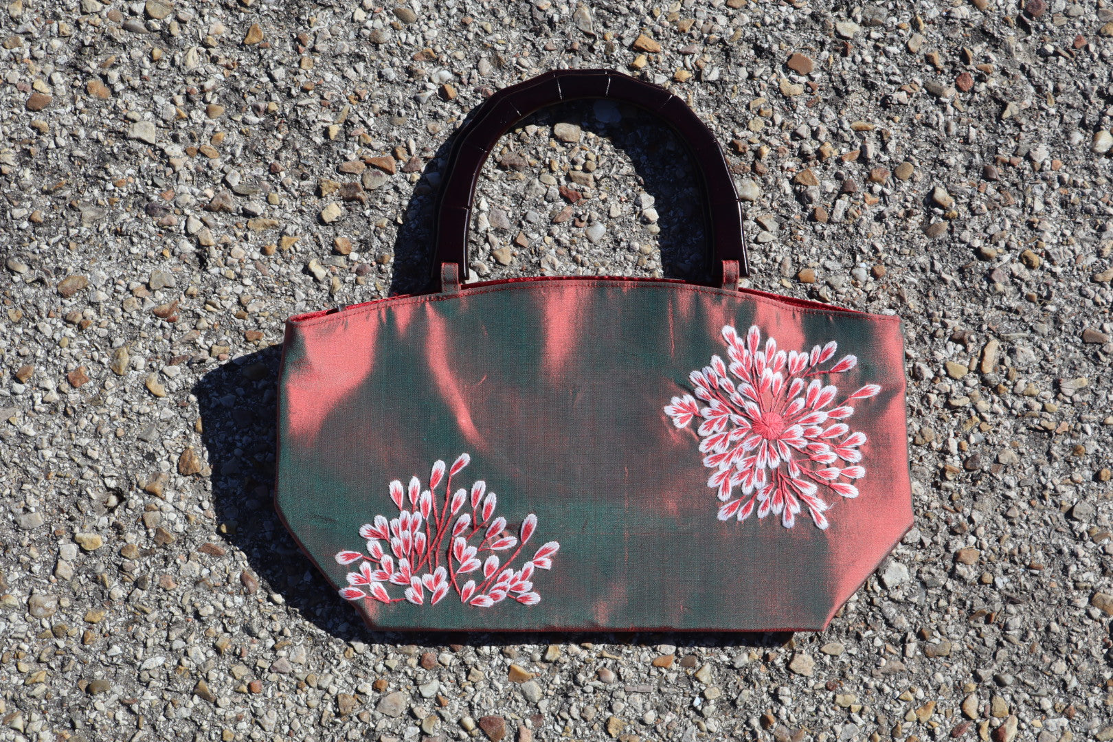 Bolso satinado flores rojizo