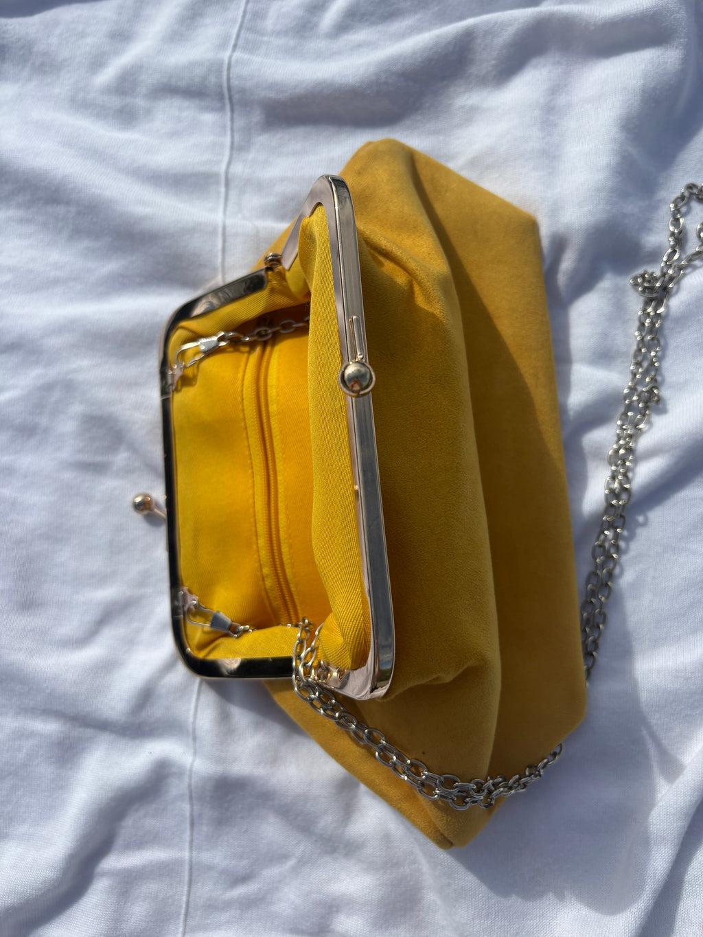 Clutch mostaza de ante con cadena