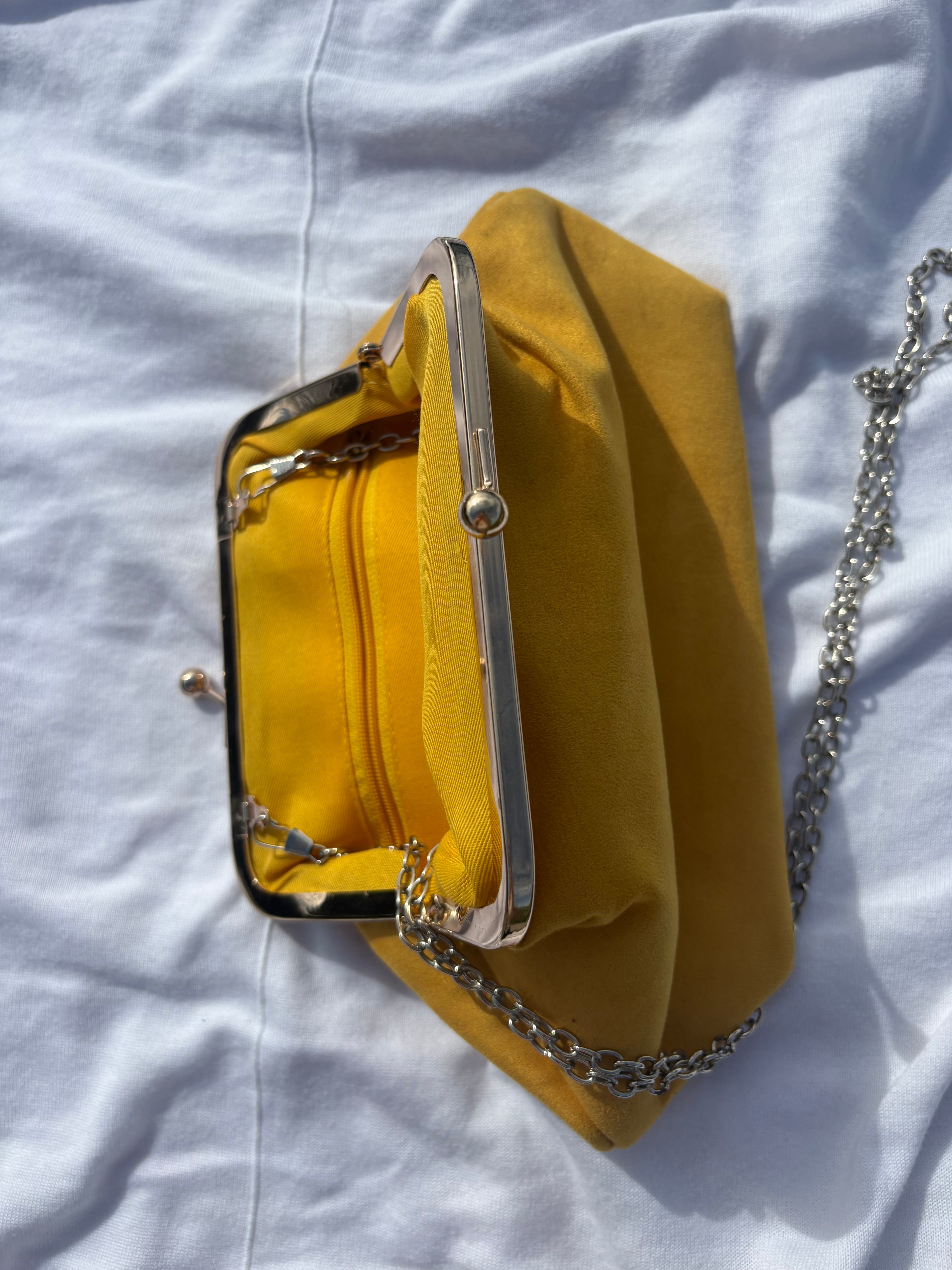 Clutch mostaza de ante con cadena