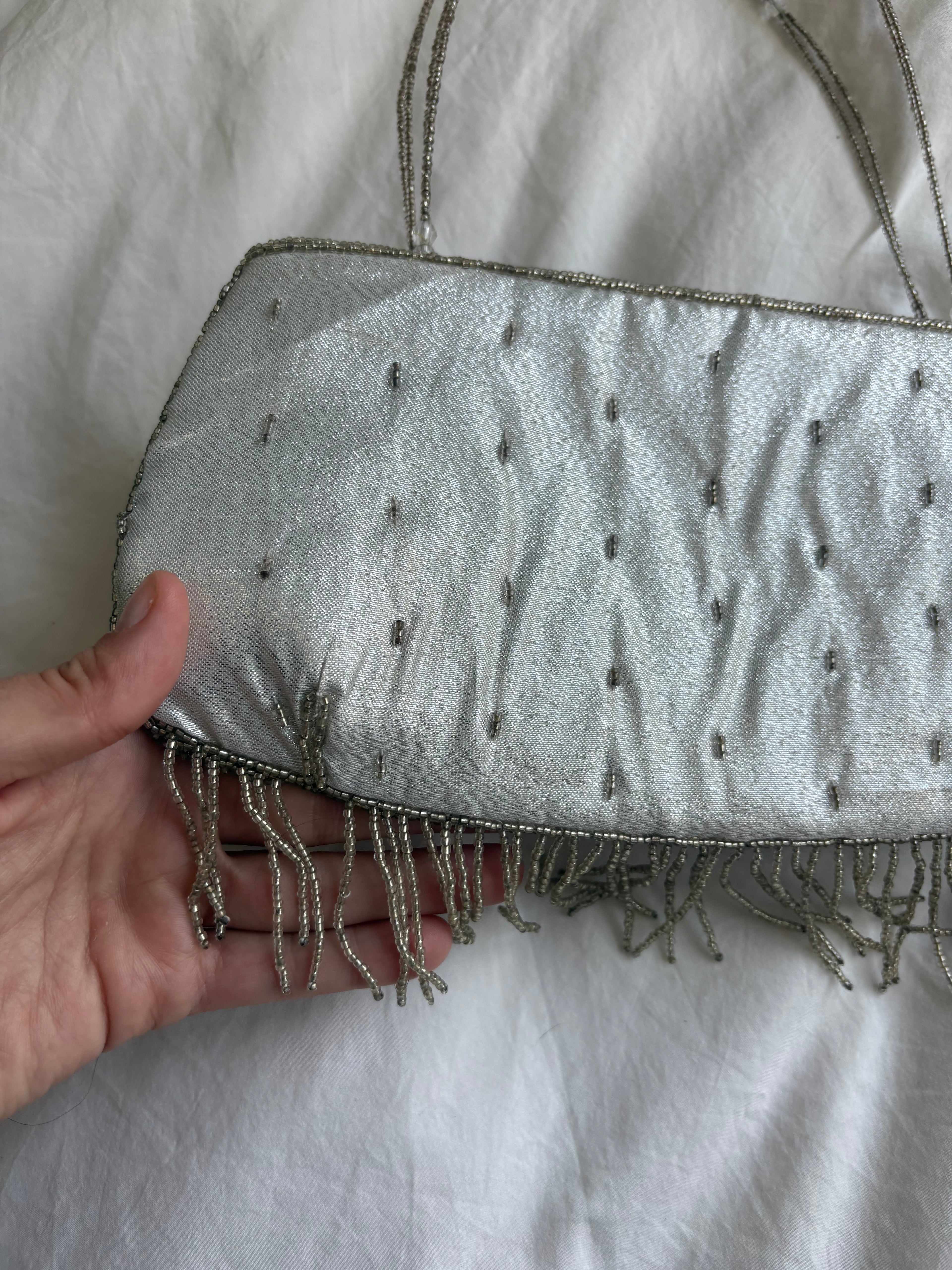 Bolso de hombro plateado con pedrería y cremallera