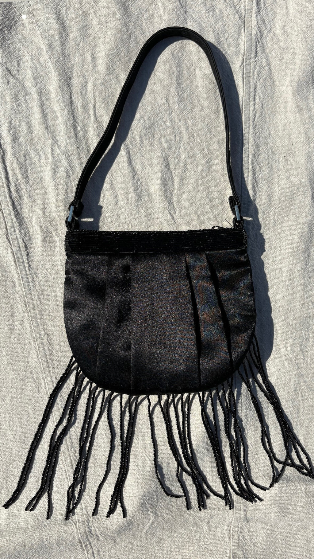 Bolso de flecos negros con pedrería