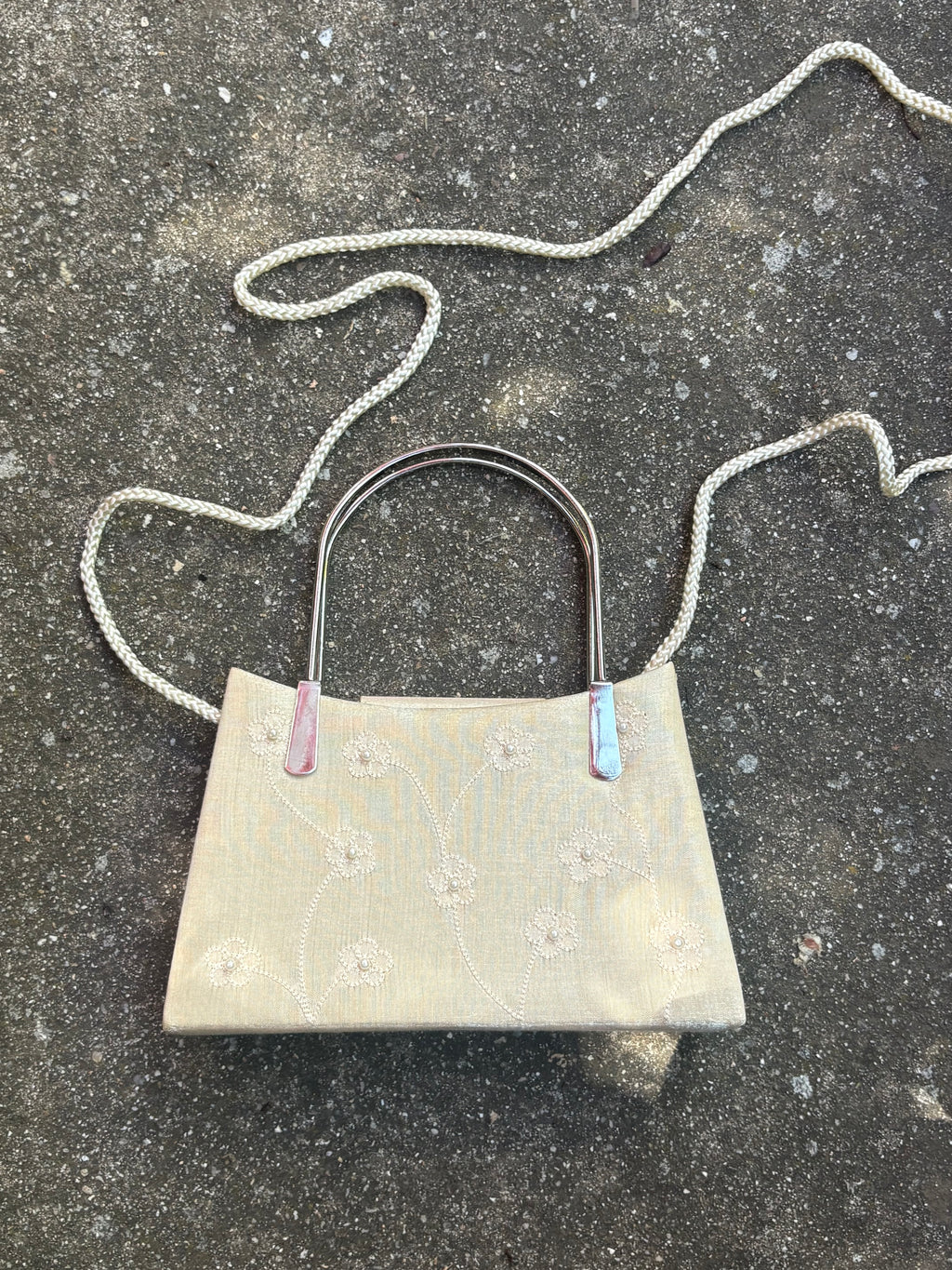 Bolso pearl rígido detalles color crema