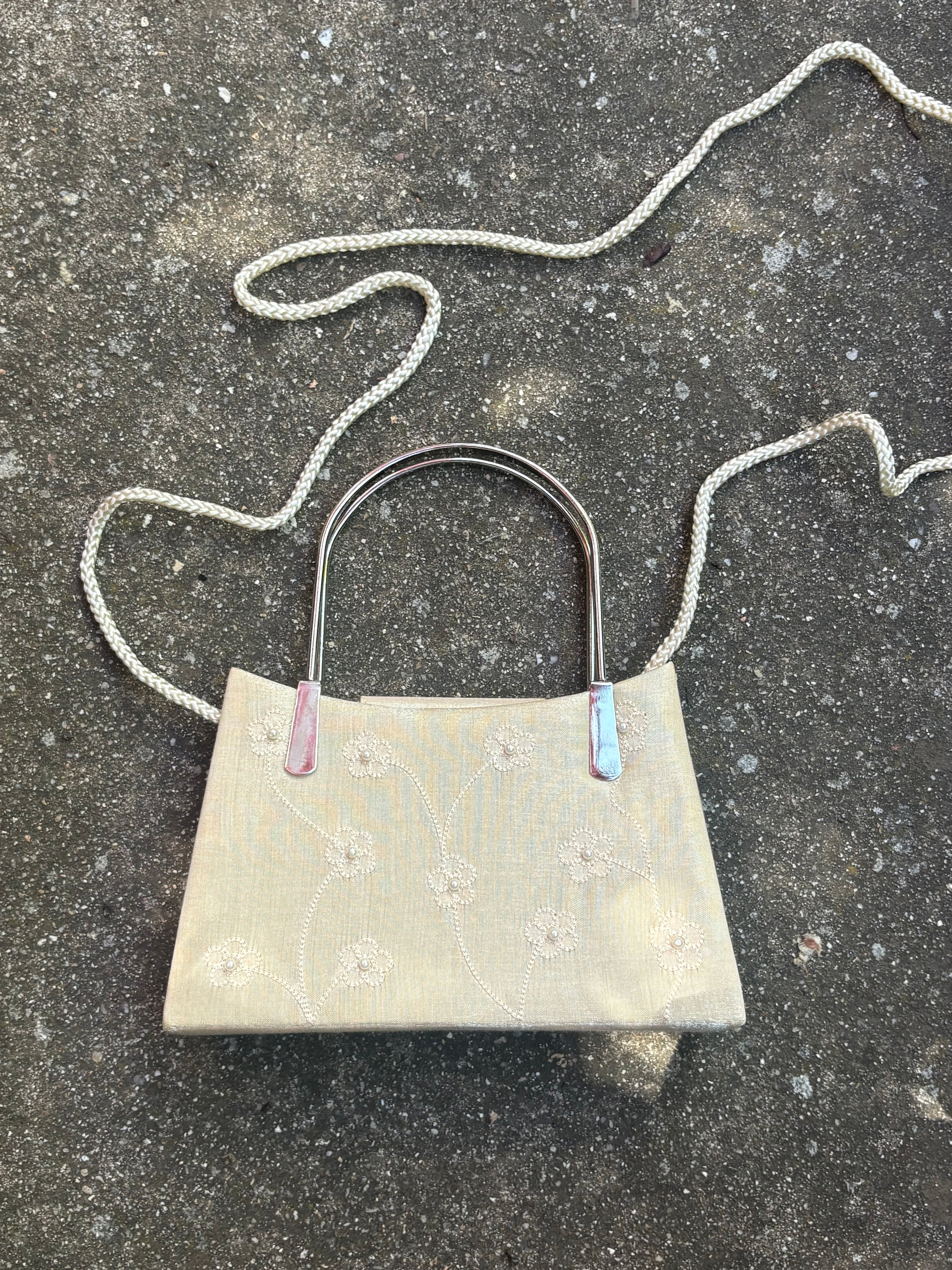 Bolso pearl rígido detalles color crema