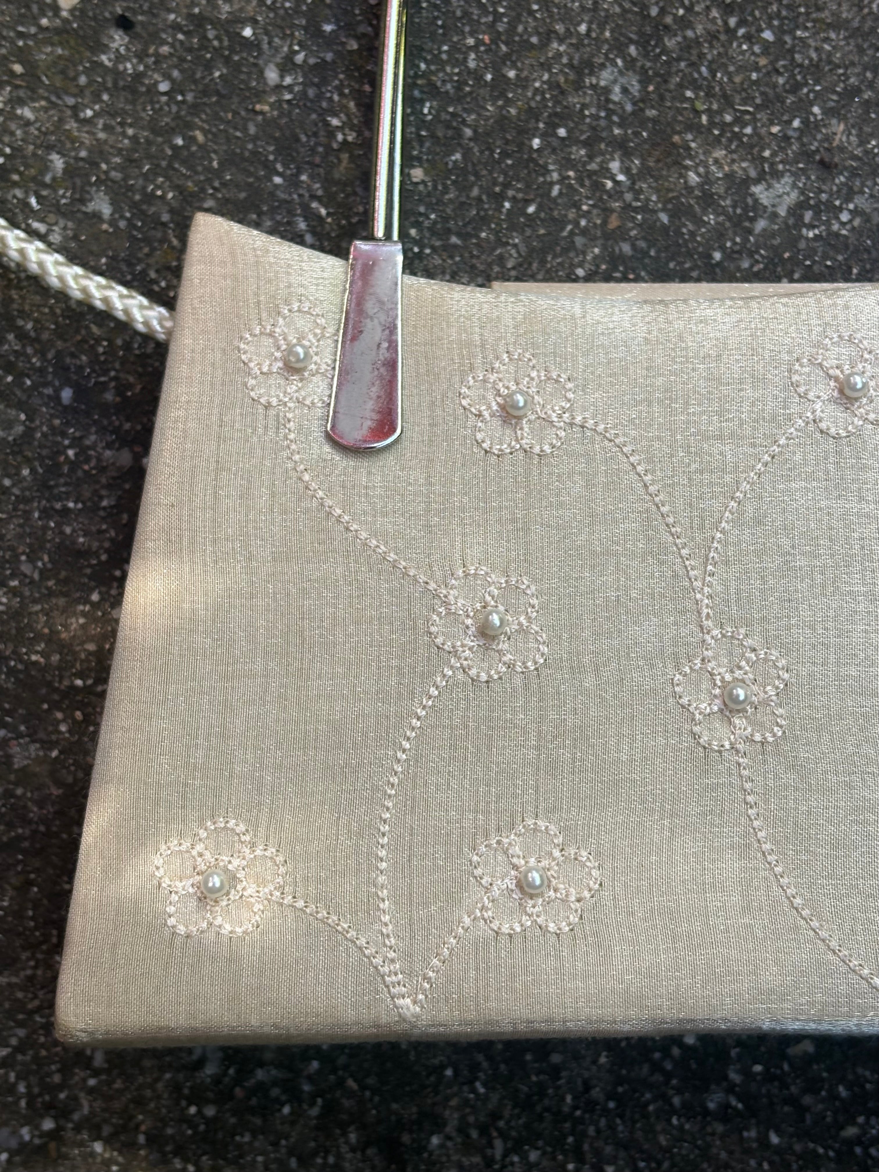 Bolso pearl rígido detalles color crema