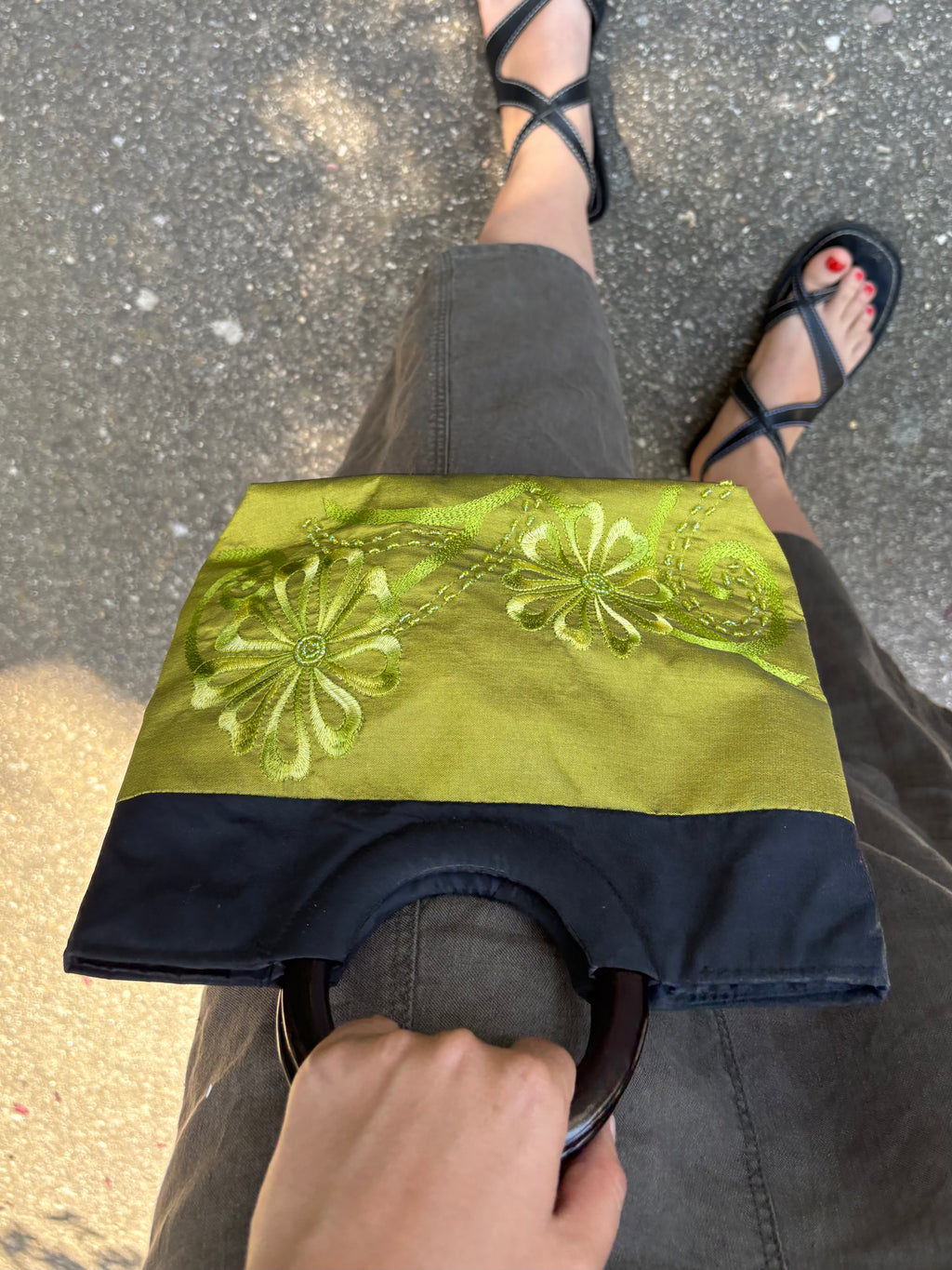 Saco verde de mano pistacho con detalles bordados y pedrería asa de madera parte trasera negra completa