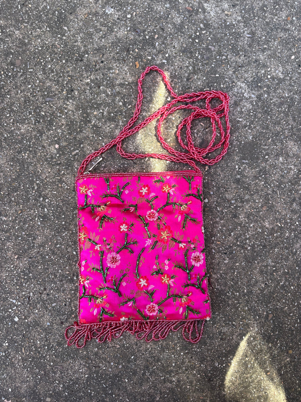 Bandolera rosa con piedras y monedero