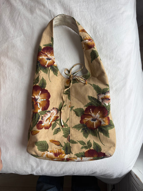 Bolso de hombro floral con cierre de lazo