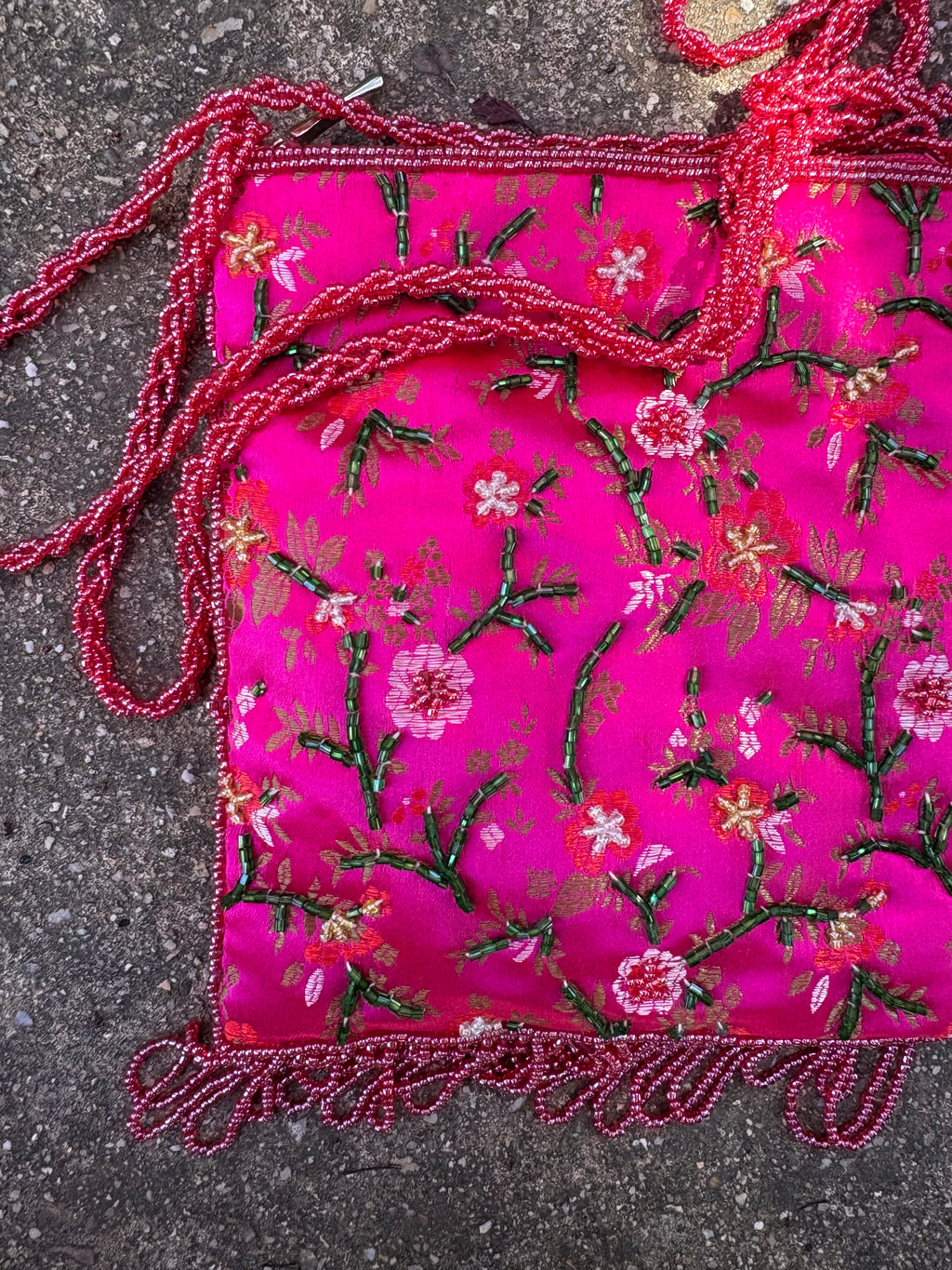 Bandolera rosa con piedras y monedero