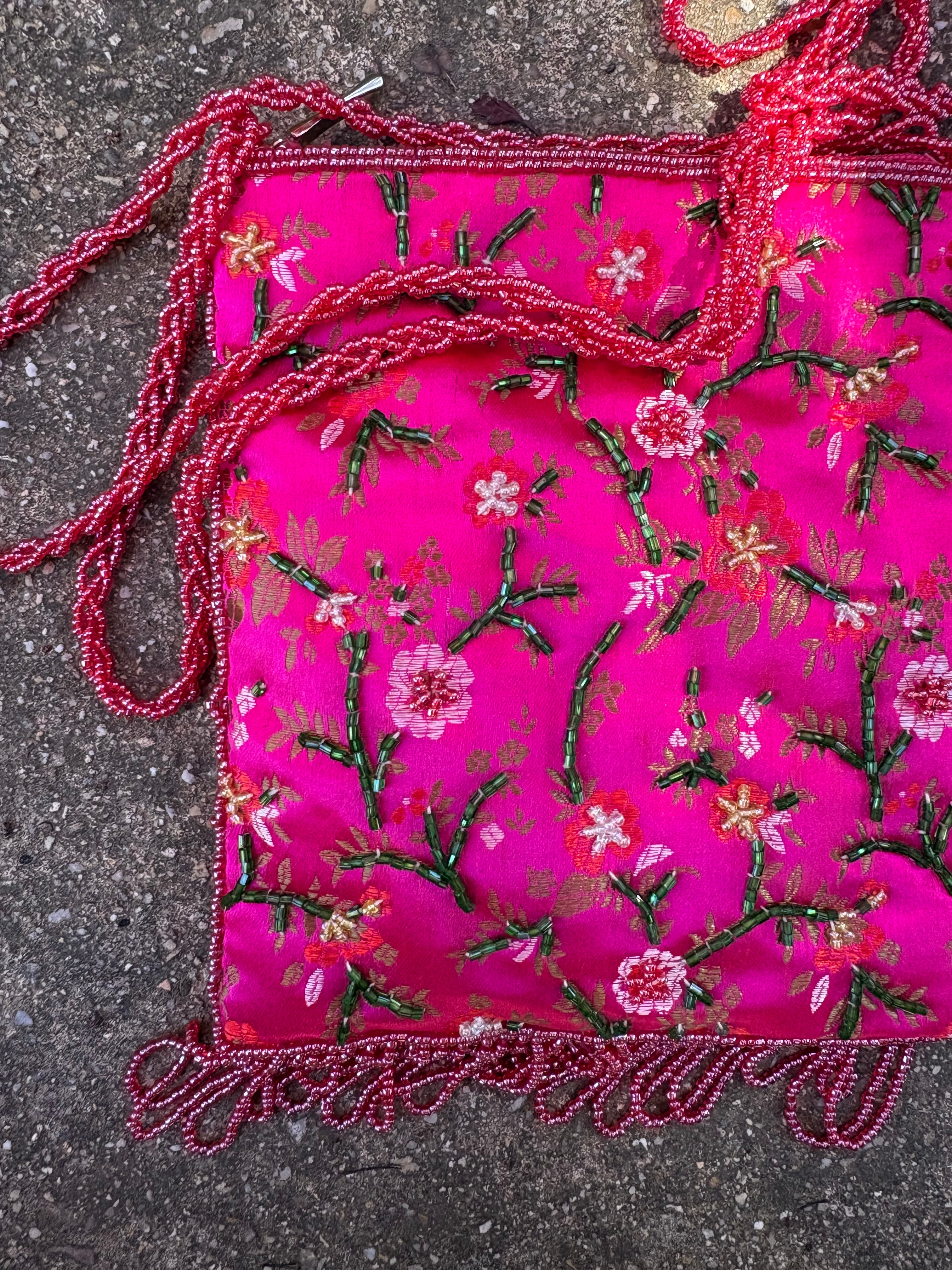 Bandolera rosa con piedras y monedero