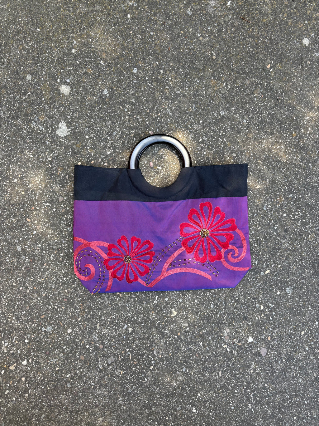 Bolso mediano de mano bordado flores y detalles de abolorios asa de madera y parte trasera negra